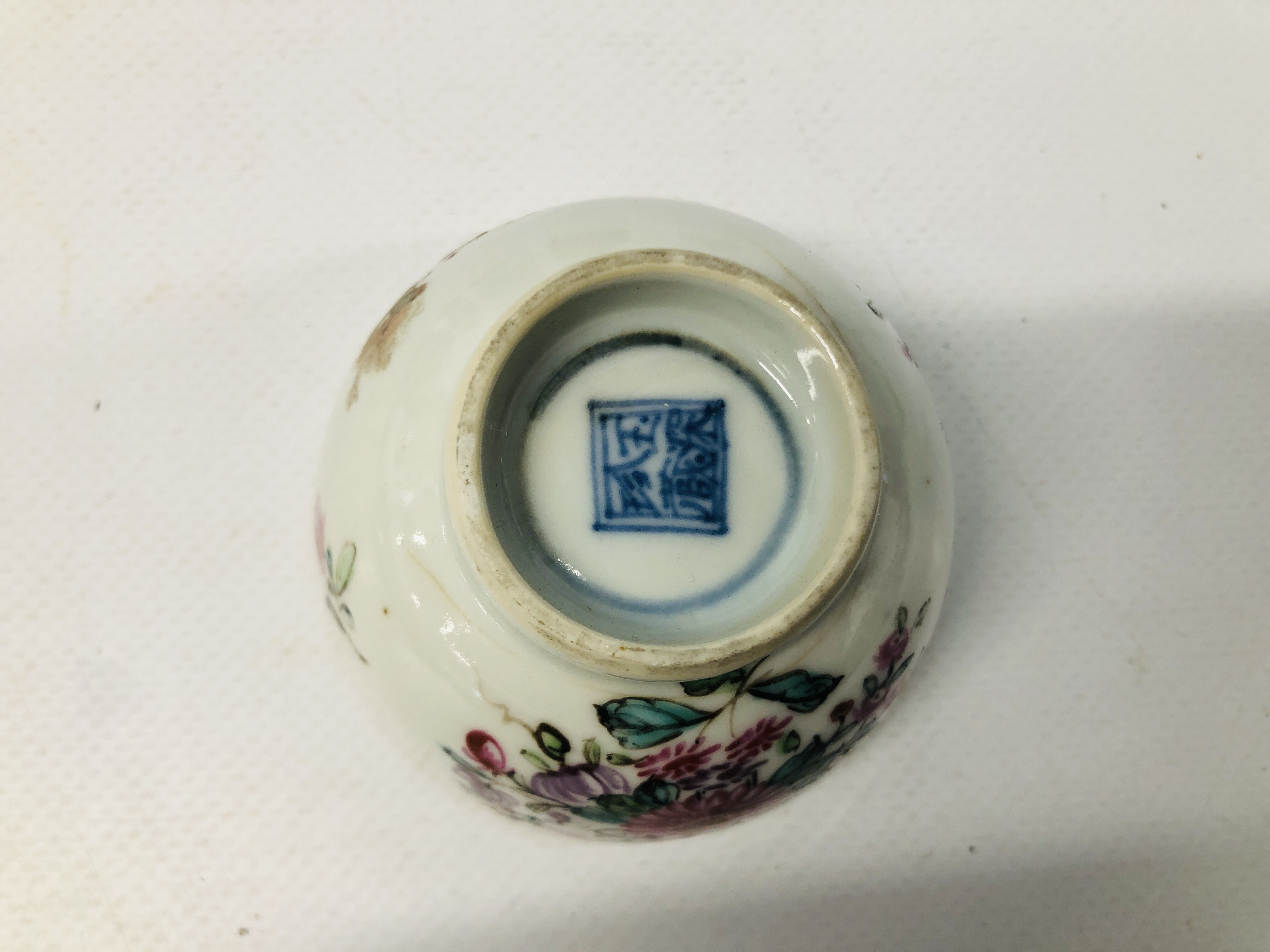 COLLECTION OF ORIENTAL CHINA TO INCLUDE A BLUE AND WHITE BALUSTER SHAPED VASE AND COVER (A/F), - Image 17 of 43