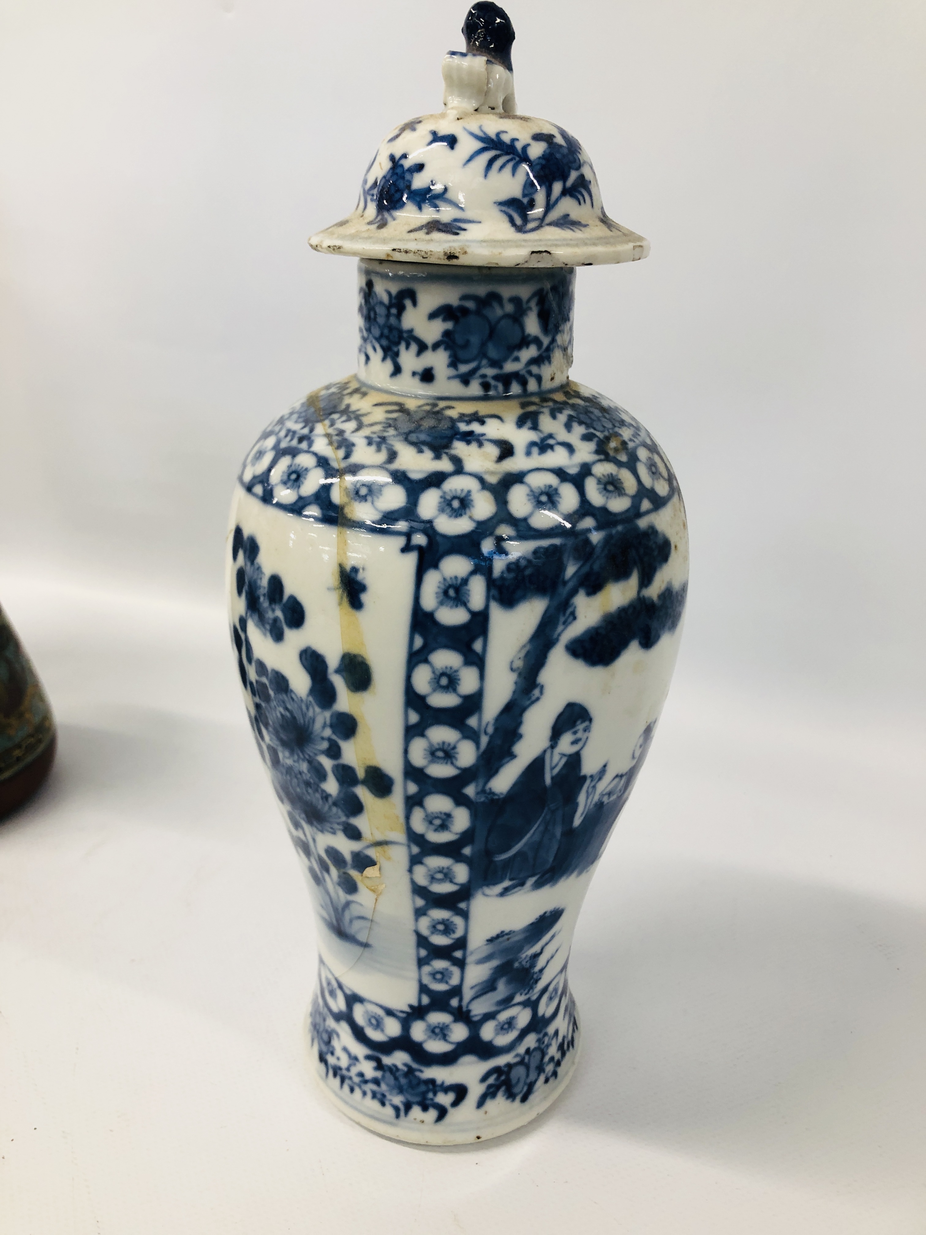 COLLECTION OF ORIENTAL CHINA TO INCLUDE A BLUE AND WHITE BALUSTER SHAPED VASE AND COVER (A/F), - Image 27 of 43