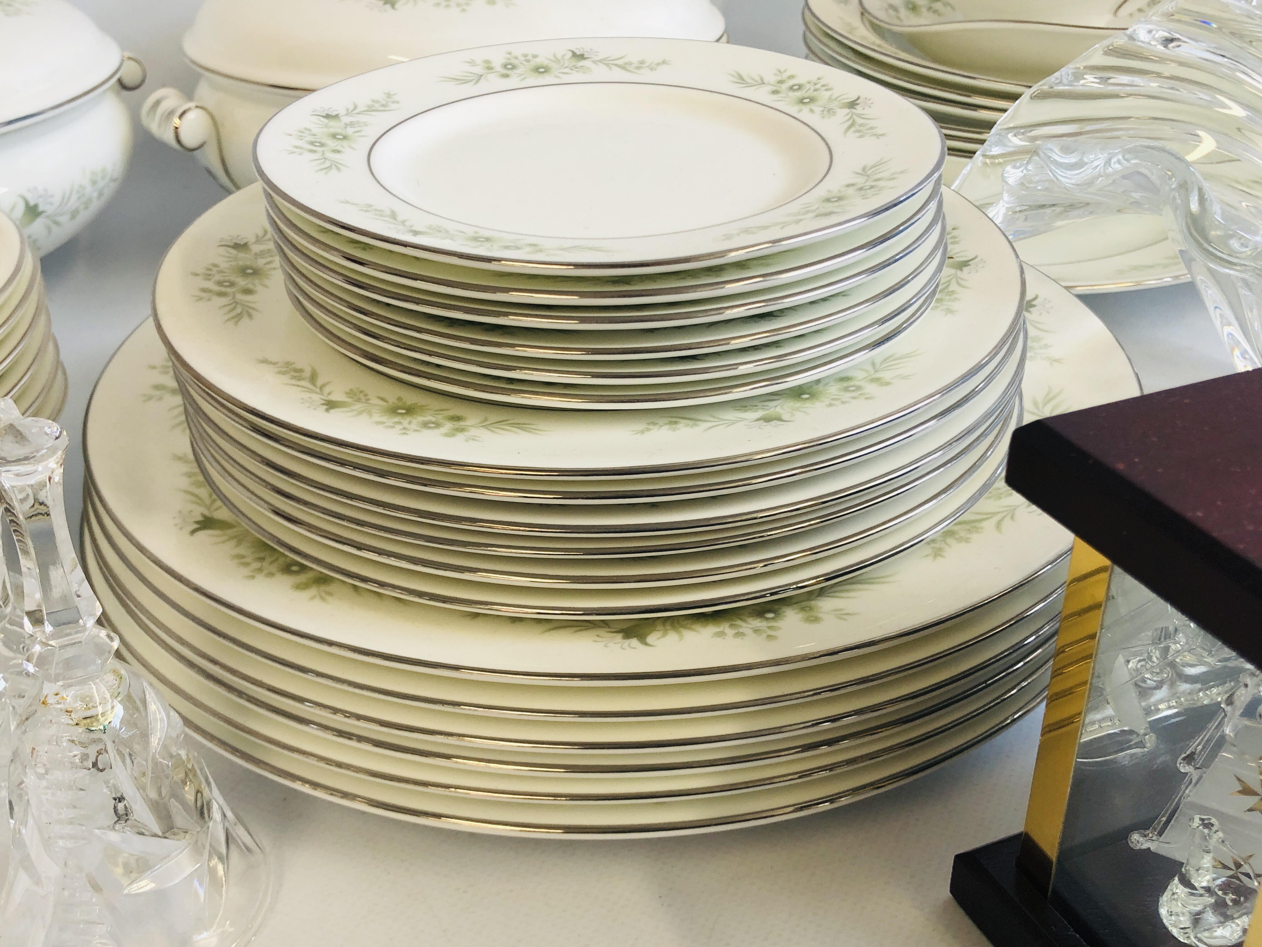 A 35 PIECE SIX PLACE SETTING OF WEDGWOOD WESTBURY BONE CHINA TABLE WARE PLUS A COLLECTION OF GOOD - Image 3 of 13
