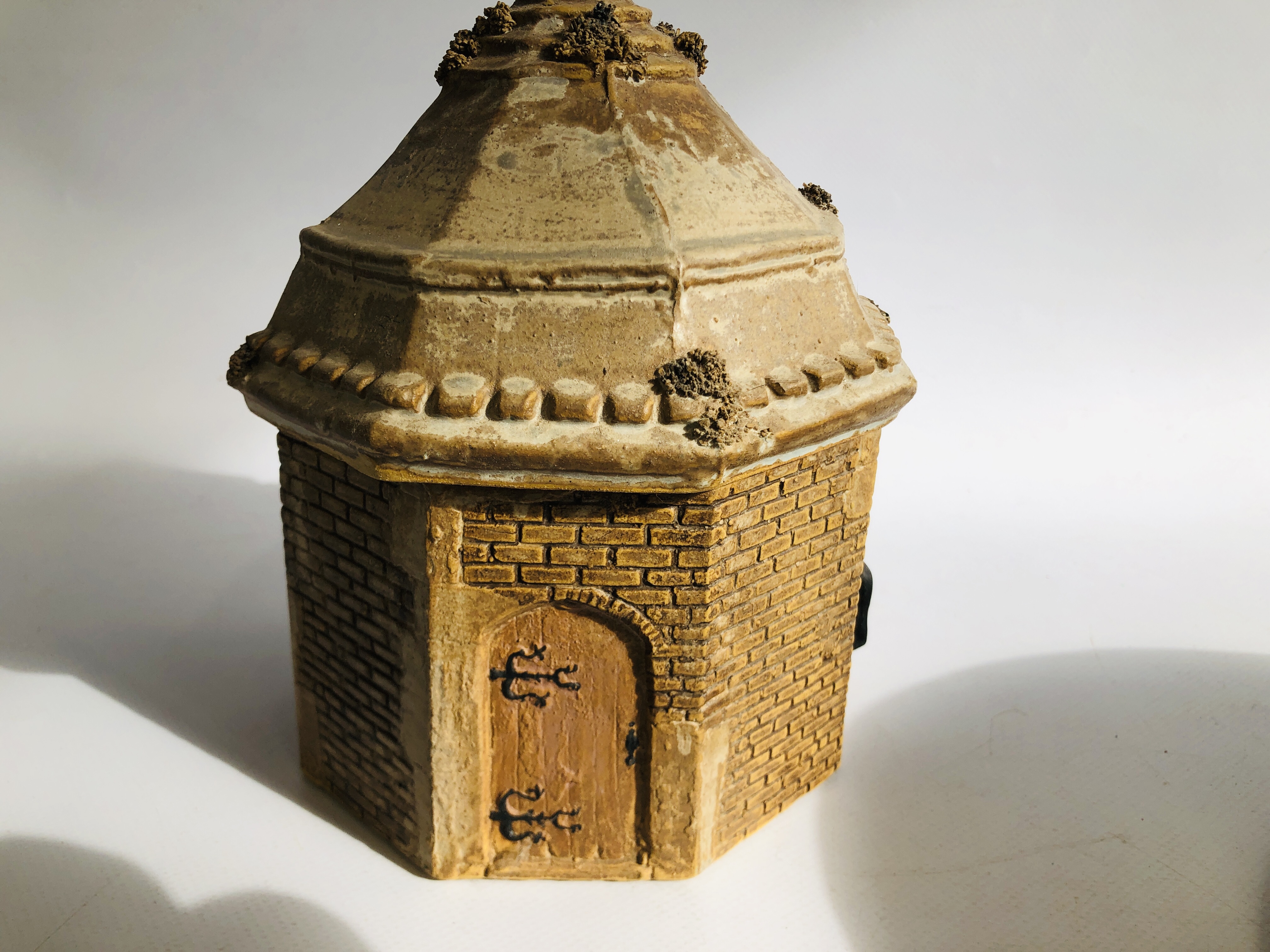 A STUDIO POTTERY LIDDED STORAGE JAR OF THE PRISON WALSINGHAM INITIALED RC AND A LARGE STUDIO - Image 7 of 9