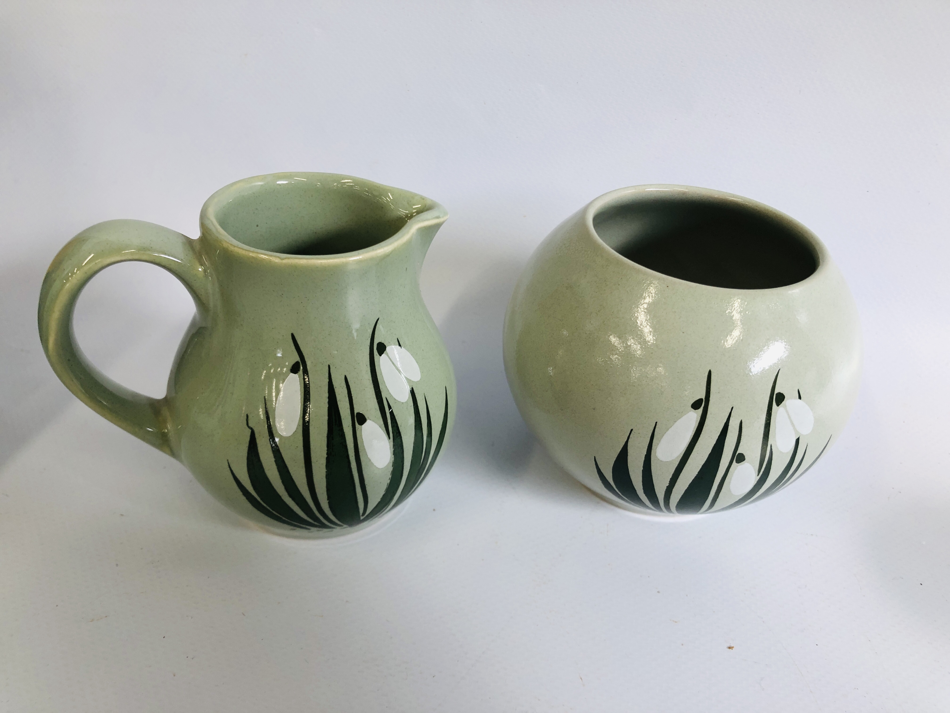 A COLLECTION OF 12 PIECES OF HOLKHAM POTTERY IN THE SNOW DROP DESIGN TO INCLUDE 9 COFFEE MUGS, - Image 4 of 5