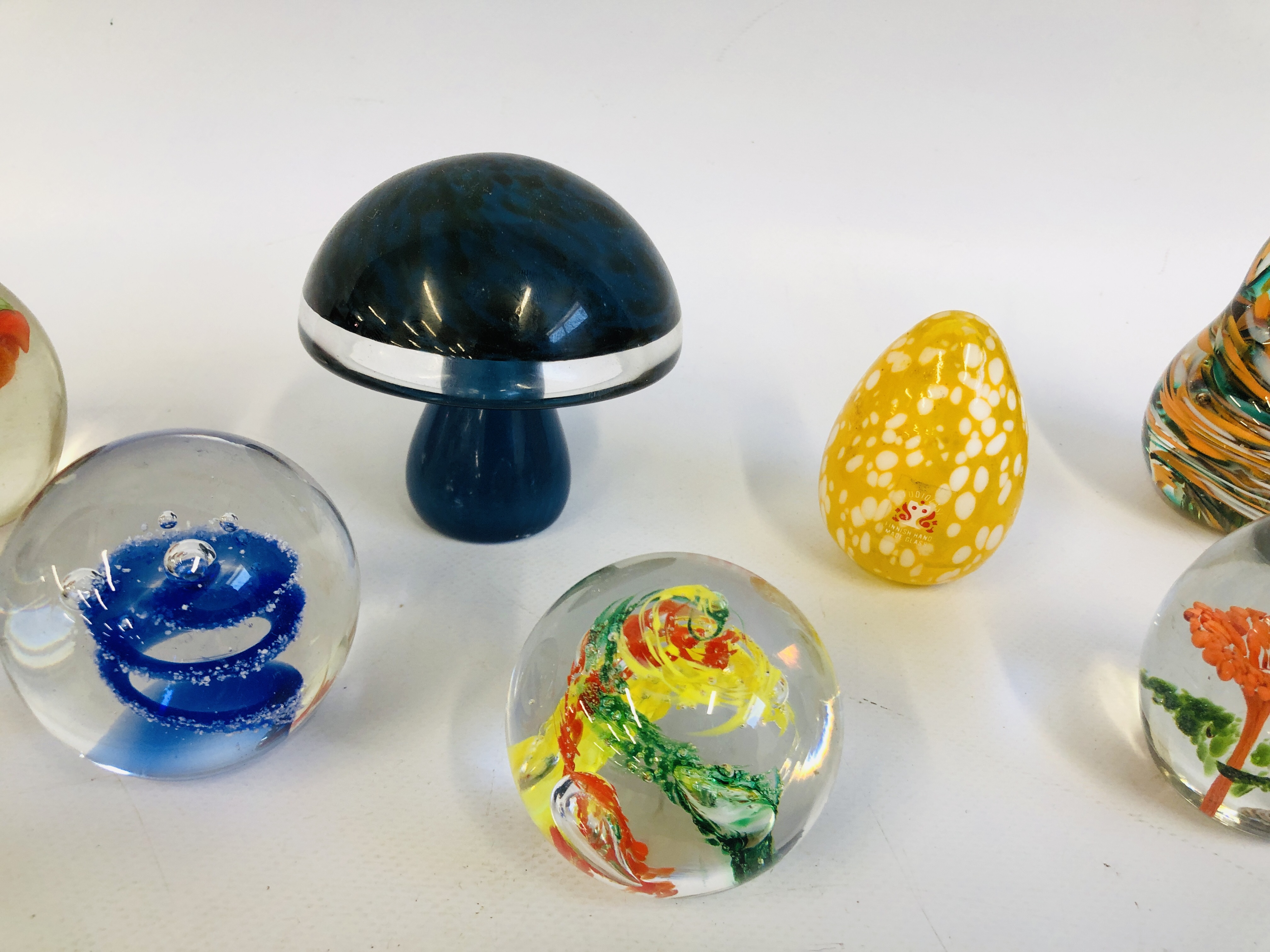 COLLECTION OF 8 ART GLASS PAPERWEIGHTS TO INCLUDE WEDGWOOD MUSHROOM, KERRY GLASS, ETC. - Image 3 of 4