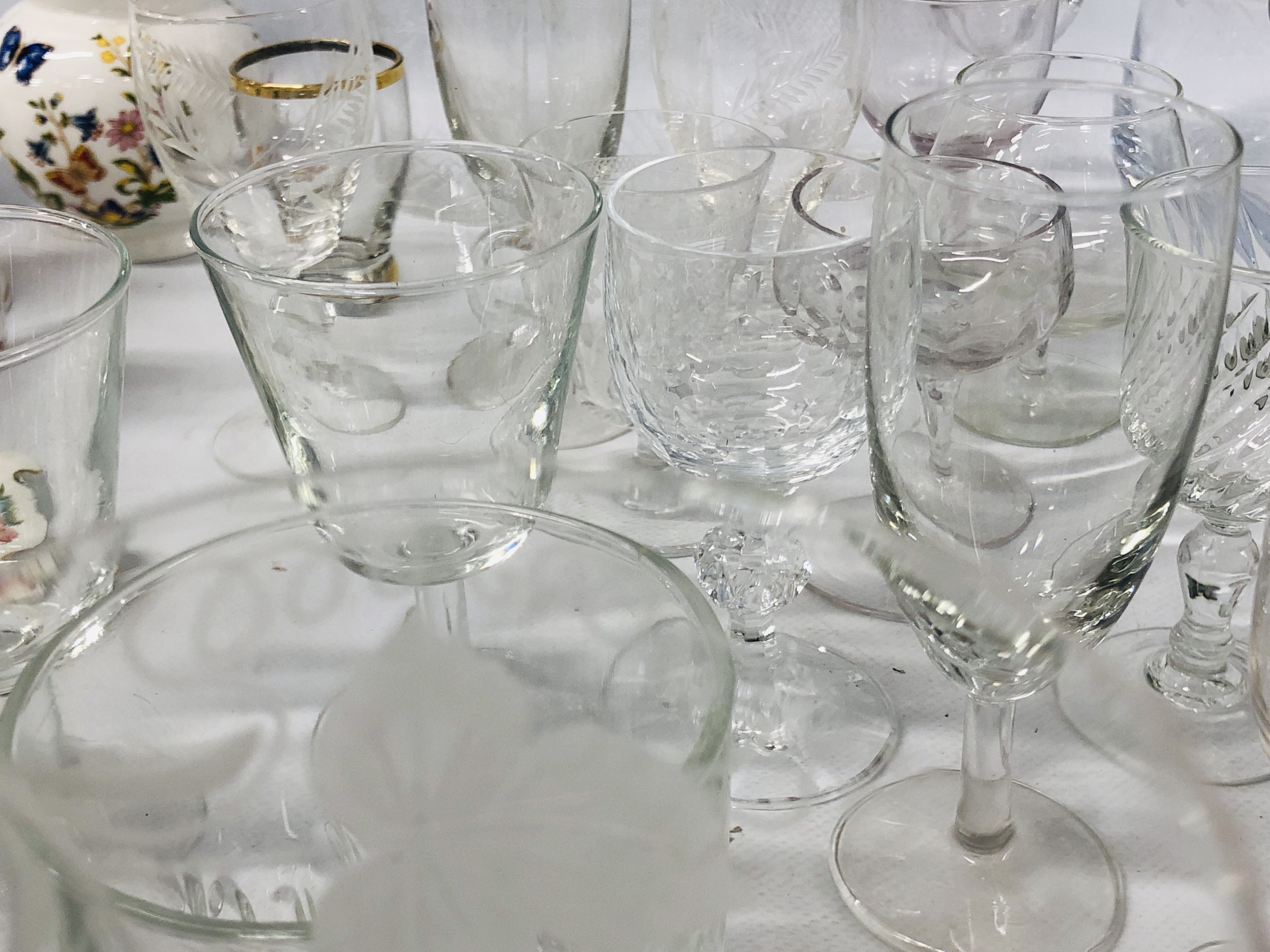 SELECTION OF GLASSWARE TO INCLUDE VINTAGE DRINKING GLASSES ETC ALONG WITH SELECTION OF AYNSLEY, - Image 21 of 32