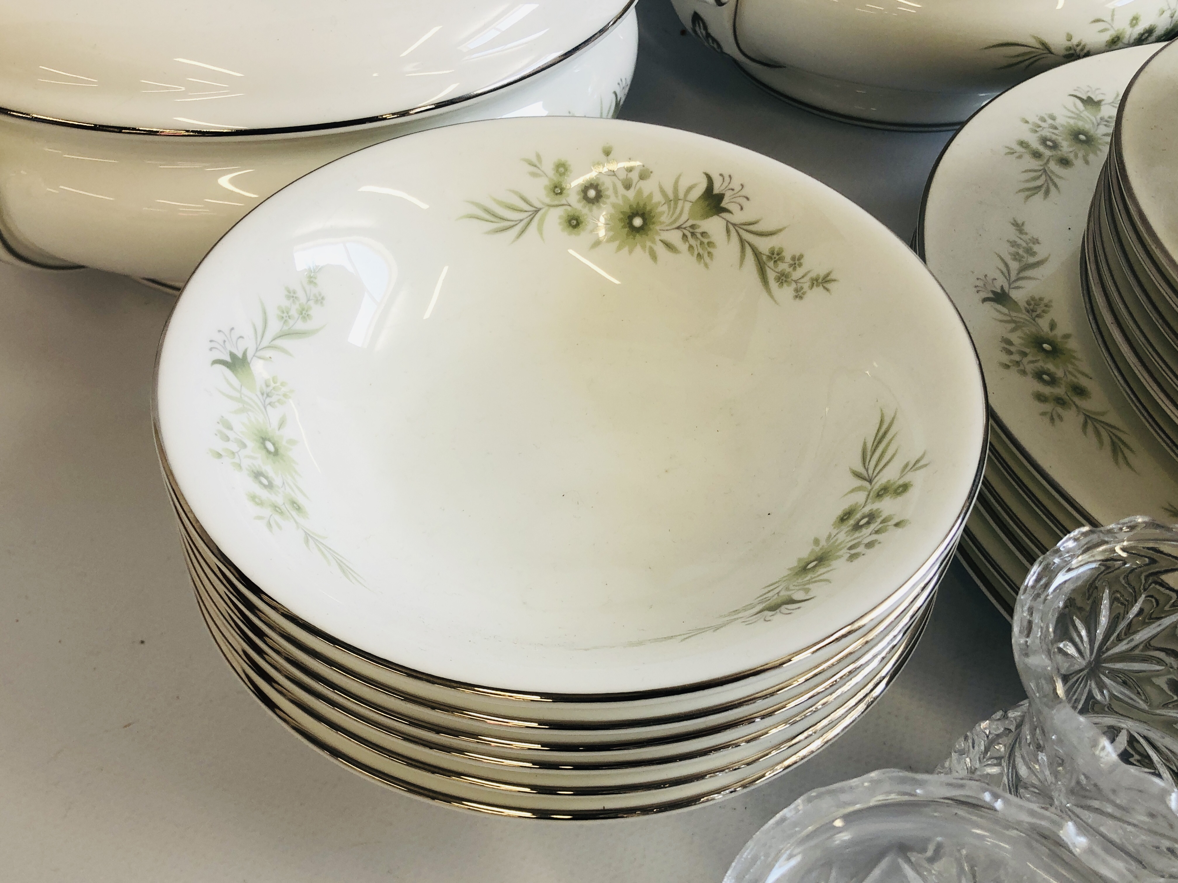 A 35 PIECE SIX PLACE SETTING OF WEDGWOOD WESTBURY BONE CHINA TABLE WARE PLUS A COLLECTION OF GOOD - Image 6 of 13