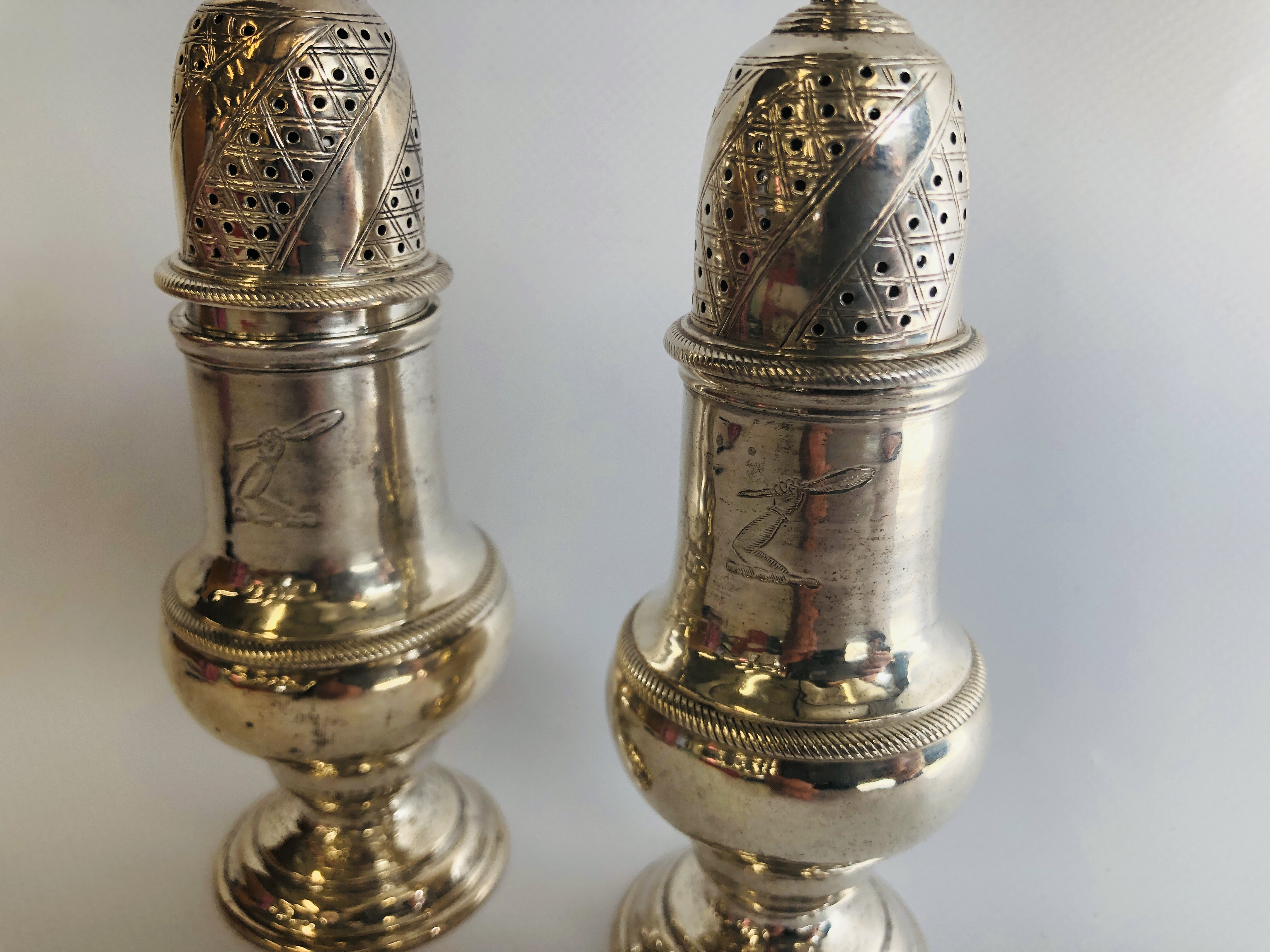 A PAIR OF GOOD QUALITY SILVER SIFTERS HEIGHT 13.5CM. - Image 3 of 11