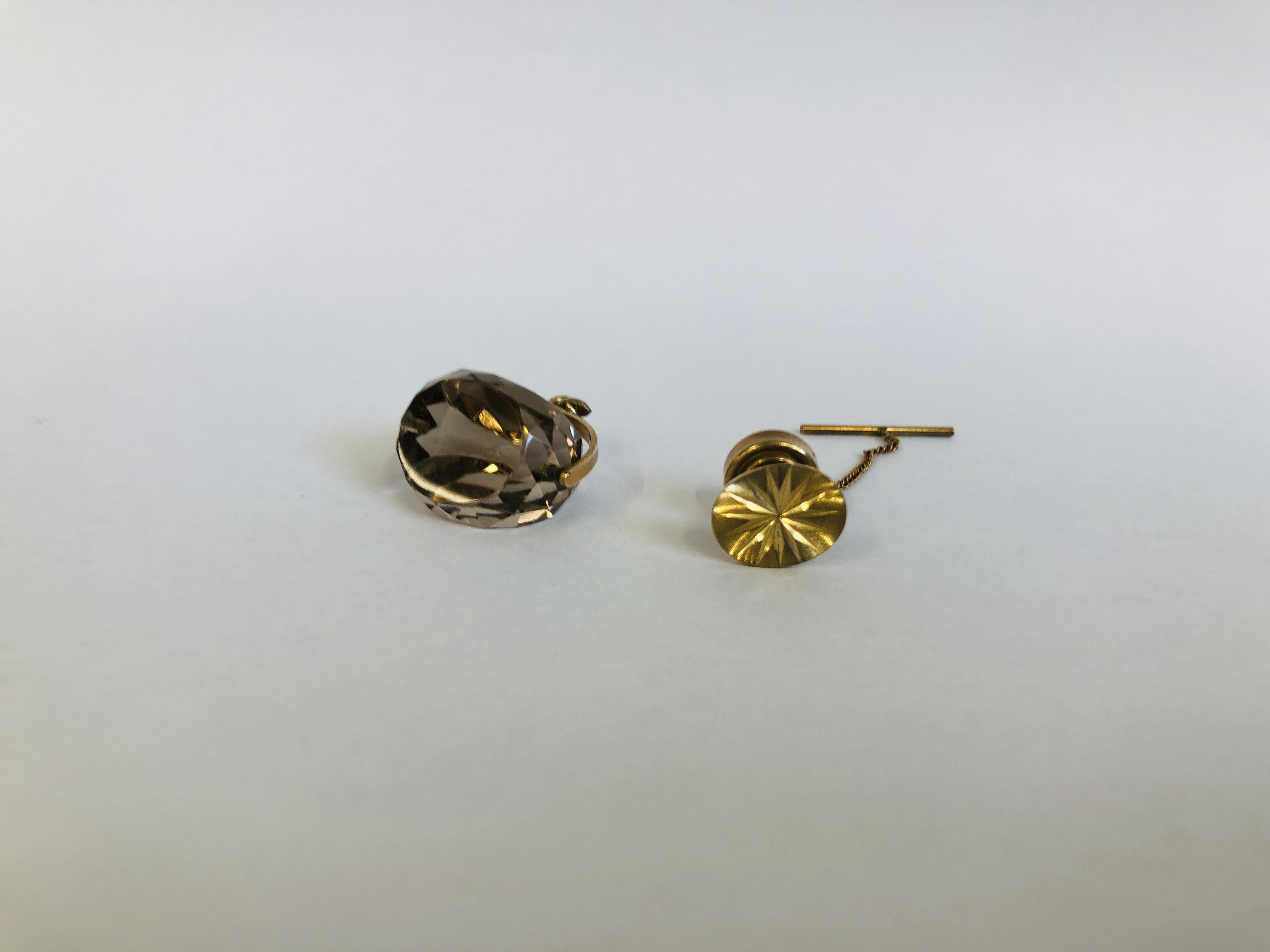 A 9CT GOLD STUD TIE PIN, A YELLOW METAL SMOKY QUARTZ FOB (SUSPENSION LOOP A/F).