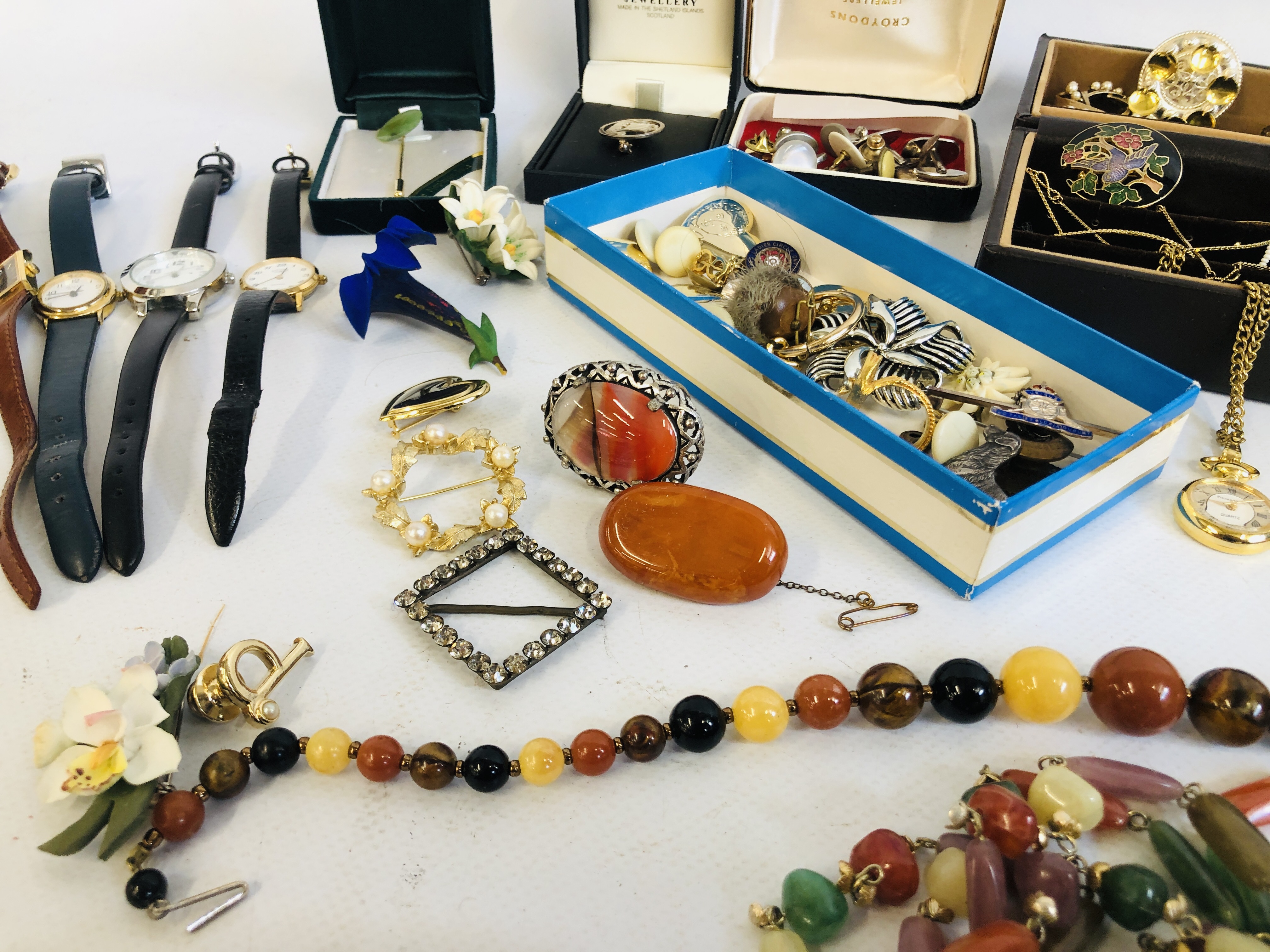 BOX OF ASSORTED VINTAGE AND COSTUME JEWELLERY TO INCLUDE HARDSTONE BEADED NECKLACES, - Image 7 of 14