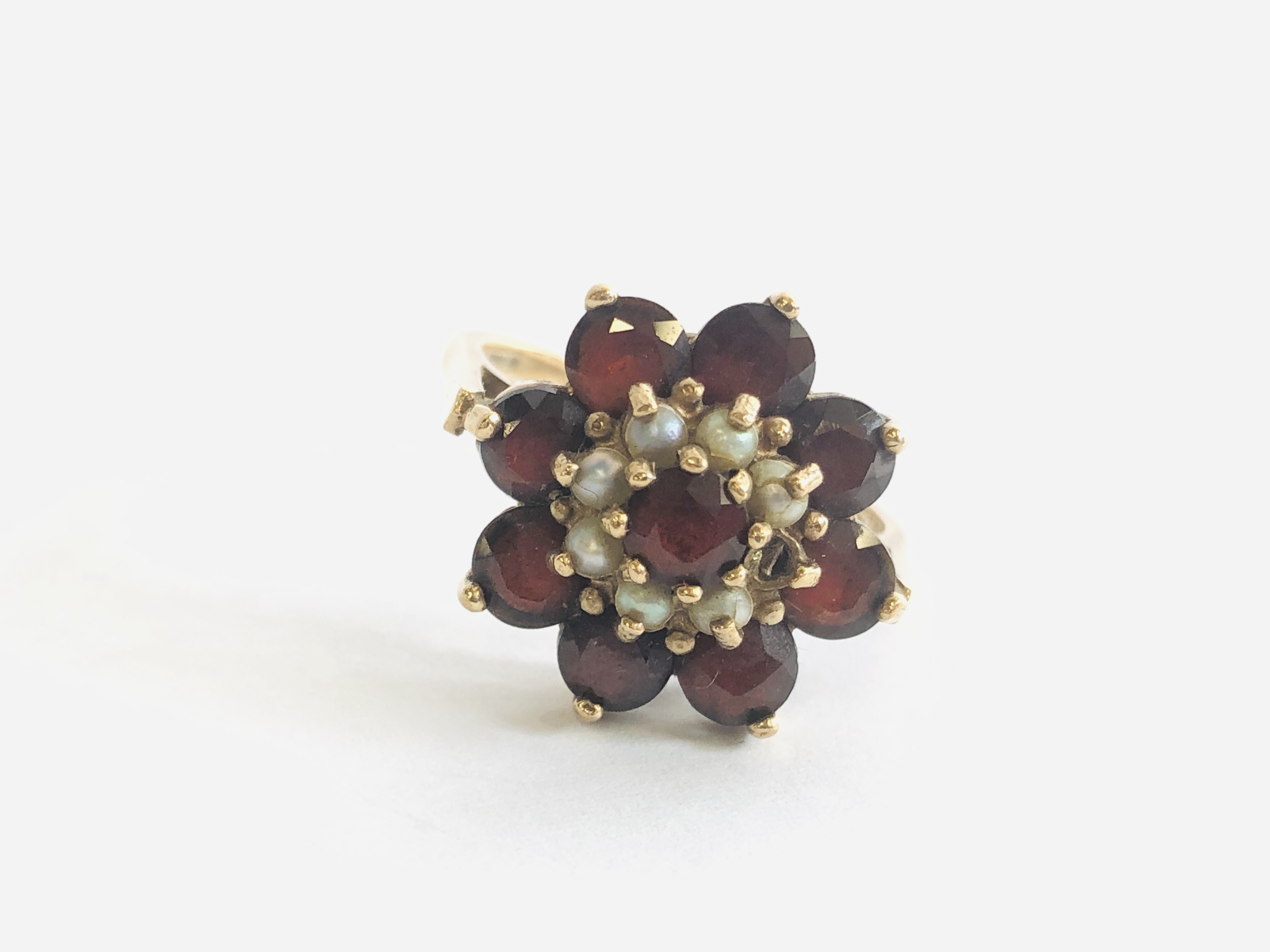 9CT GOLD LADIES RING, FLOWER HEAD DESIGN SET WITH GARNETS AND SEED PEARLS (1 SEED PEARL MISSING). - Image 2 of 9