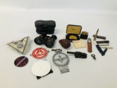 BOX OF COLLECTIBLES TO INCLUDE VINTAGE CAR BADGES, RONSON LIGHTER, MINIATURE CANNON, POCKET KNIVES,