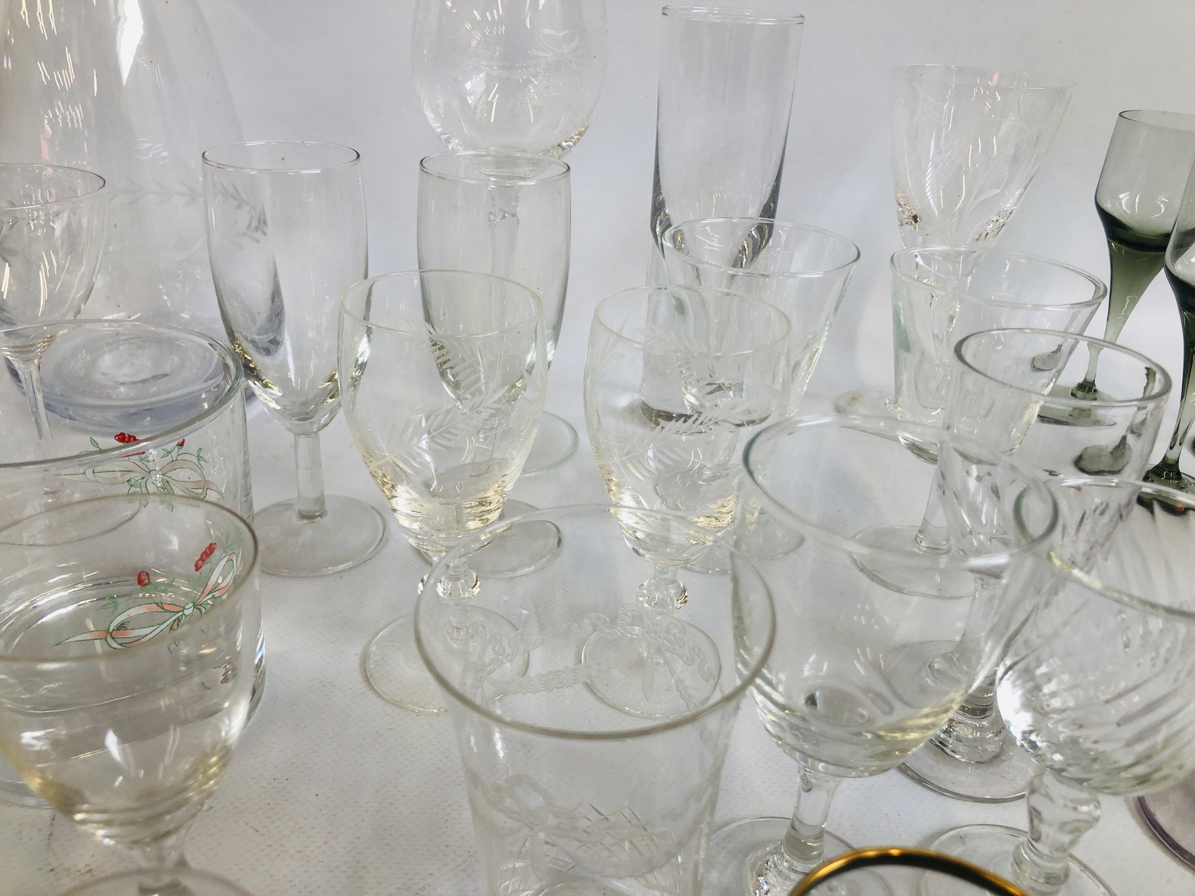 SELECTION OF GLASSWARE TO INCLUDE VINTAGE DRINKING GLASSES ETC ALONG WITH SELECTION OF AYNSLEY, - Image 6 of 32