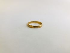 A 18CT GOLD WEDDING RING.