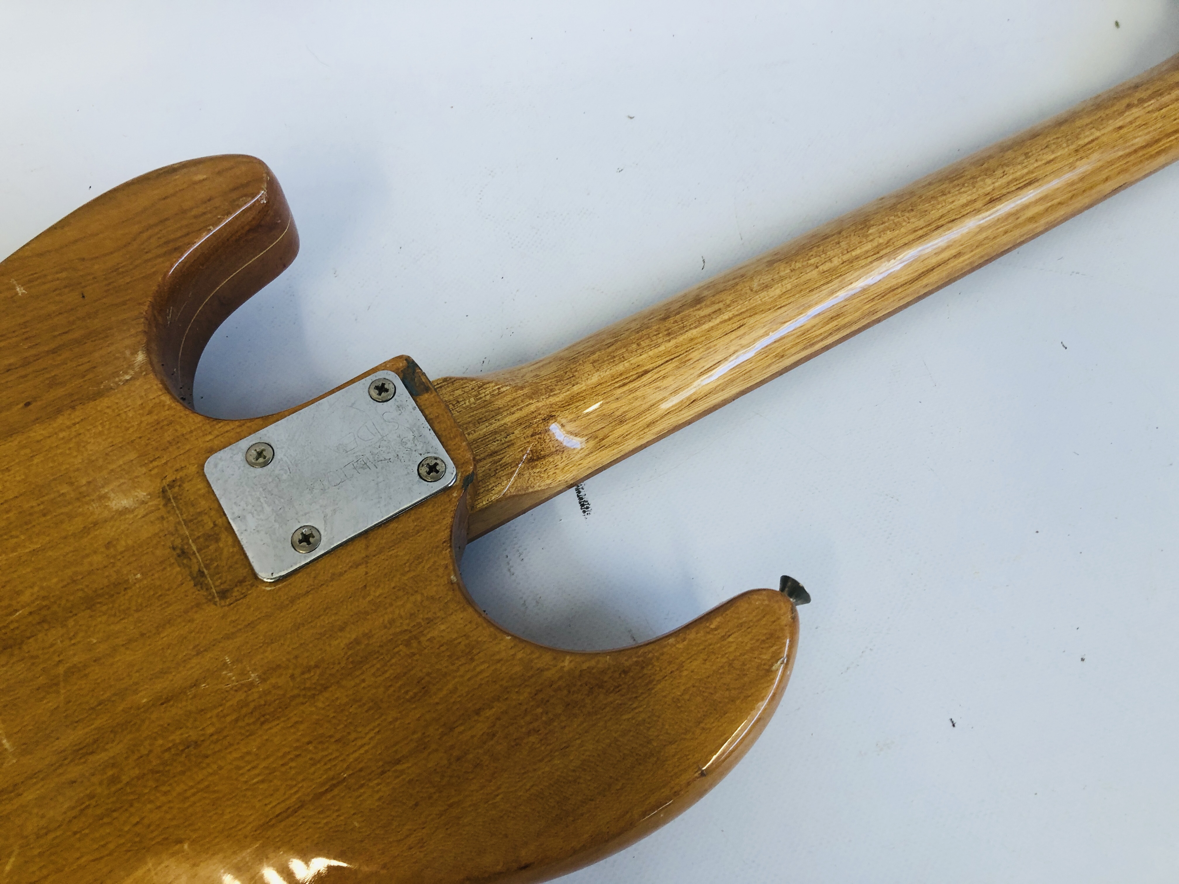 A KAY ELECTRIC GUITAR IN WOOD LAMINATE FINISH ALONG WITH TRAVEL CASE (A/F) - Image 9 of 12