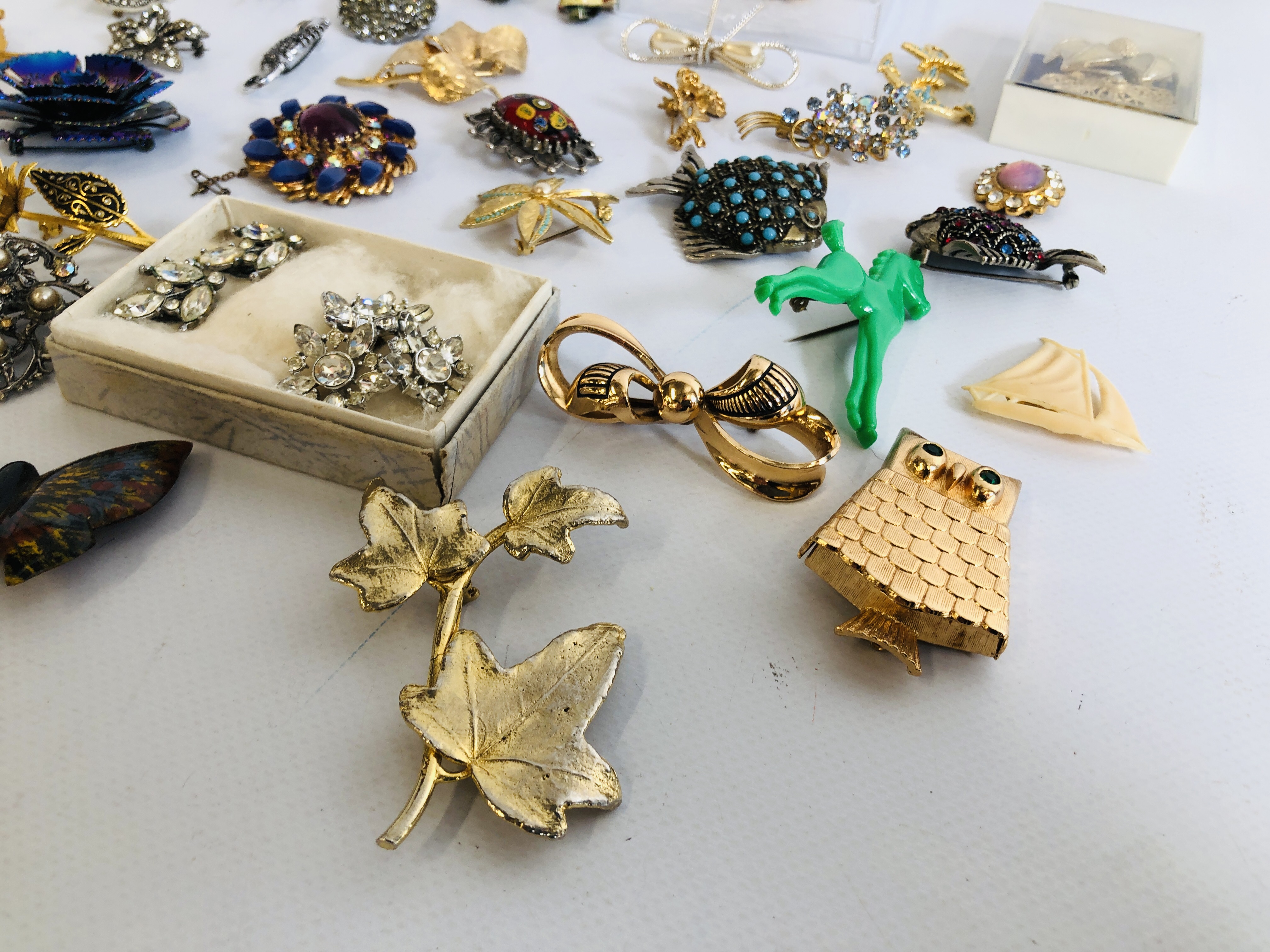 COLLECTION OF ASSORTED VINTAGE BROOCHES TO INCLUDE MANY STONE SET EXAMPLES ETC. - Image 2 of 7