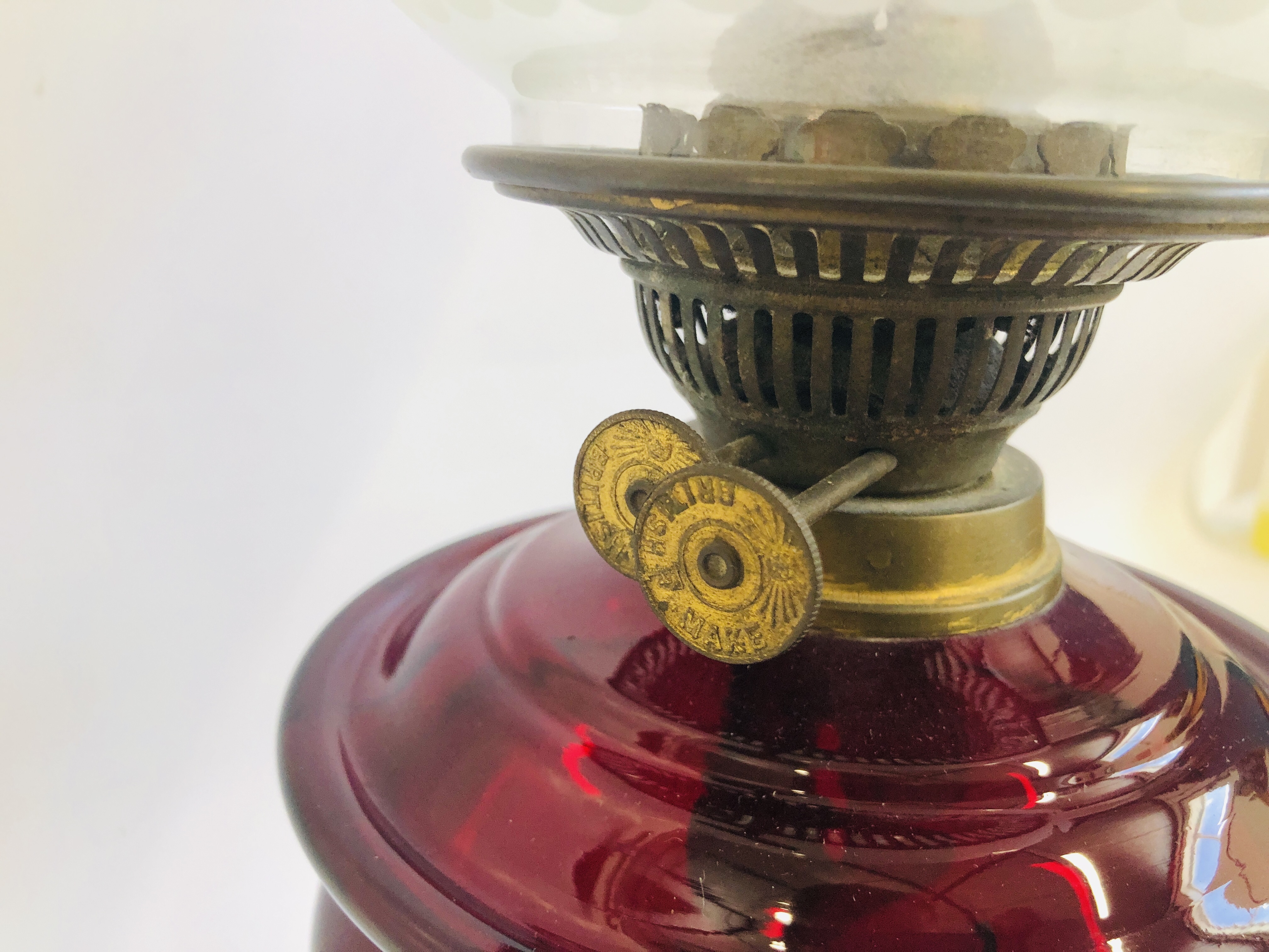 VINTAGE OIL LAMP, DECORATIVE CAST BASE RUBY RED FONT AND ETCHED GLASS SHADE HEIGHT 55CM. - Image 5 of 5