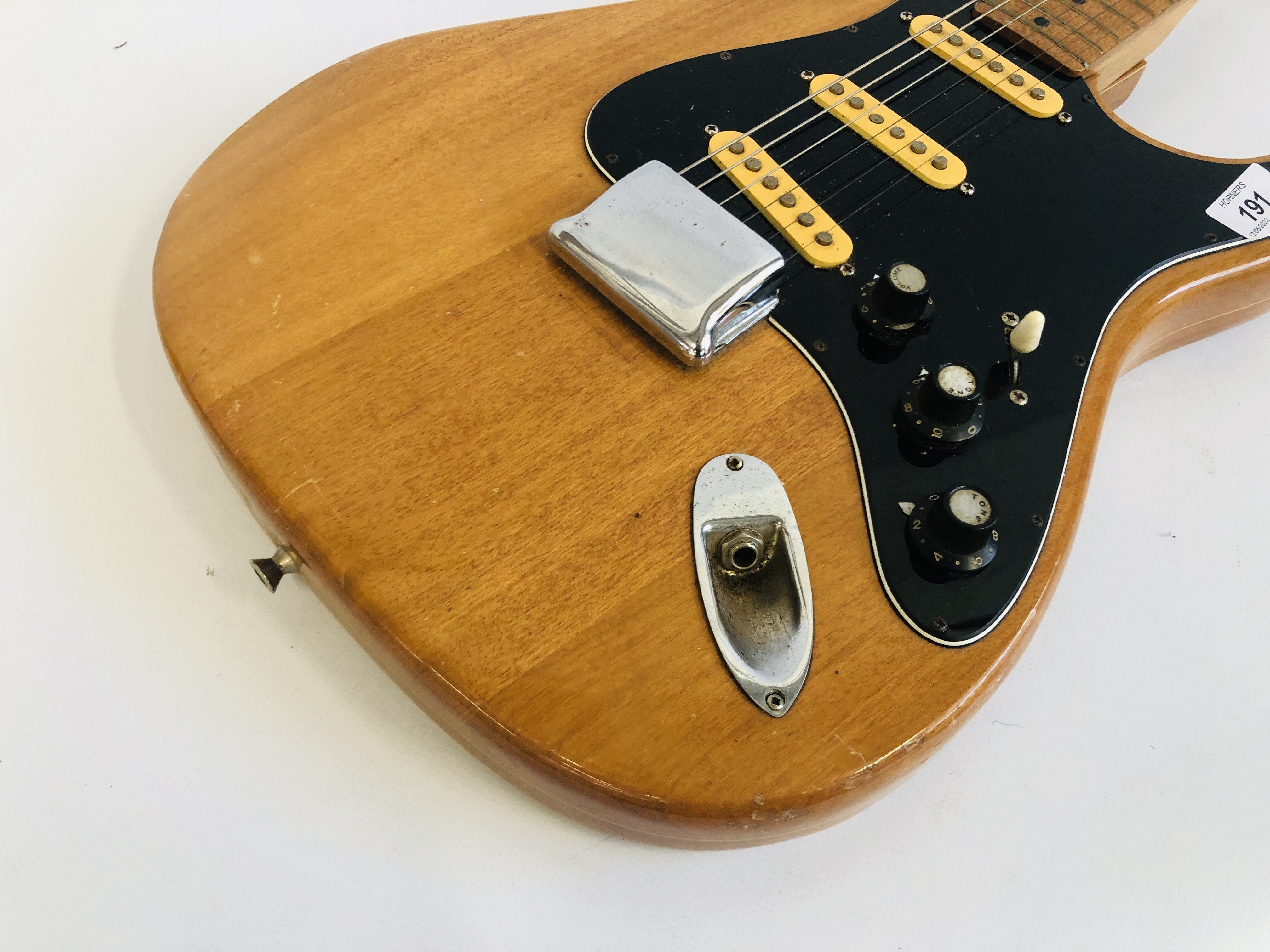 A KAY ELECTRIC GUITAR IN WOOD LAMINATE FINISH ALONG WITH TRAVEL CASE (A/F) - Image 2 of 12