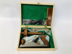 FAITHFULL TOOLS WOODEN CASED CARPENTRY TOOL KIT CONTAINING No.