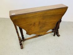 A VICTORIAN MAHOGANY GATELEG OCCASIONAL TABLE WITH SHAPED TOP AND FRET WORK DETAIL (EXTENDED 94CM &