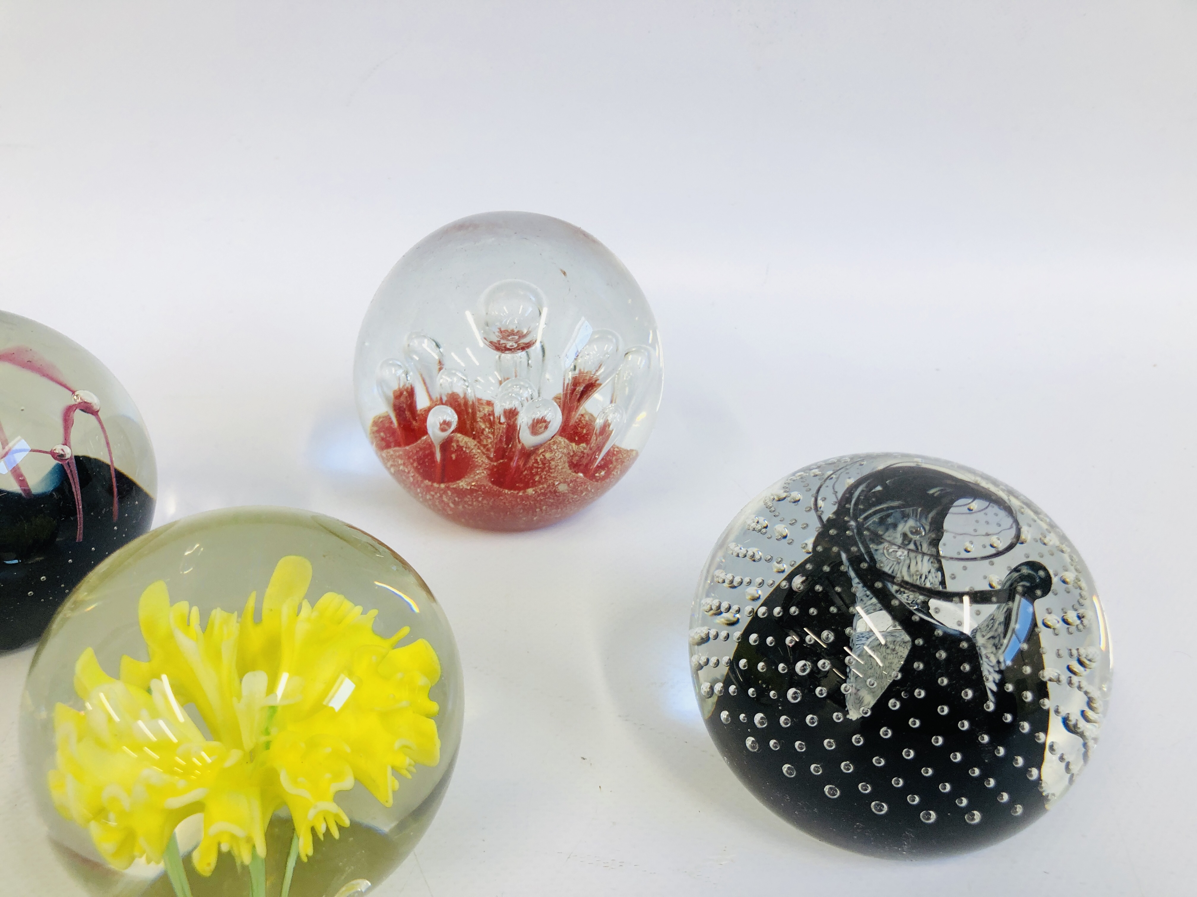 COLLECTION OF 6 ART GLASS PAPERWEIGHTS TO INCLUDE JERPOINT, ETC. - Image 4 of 5