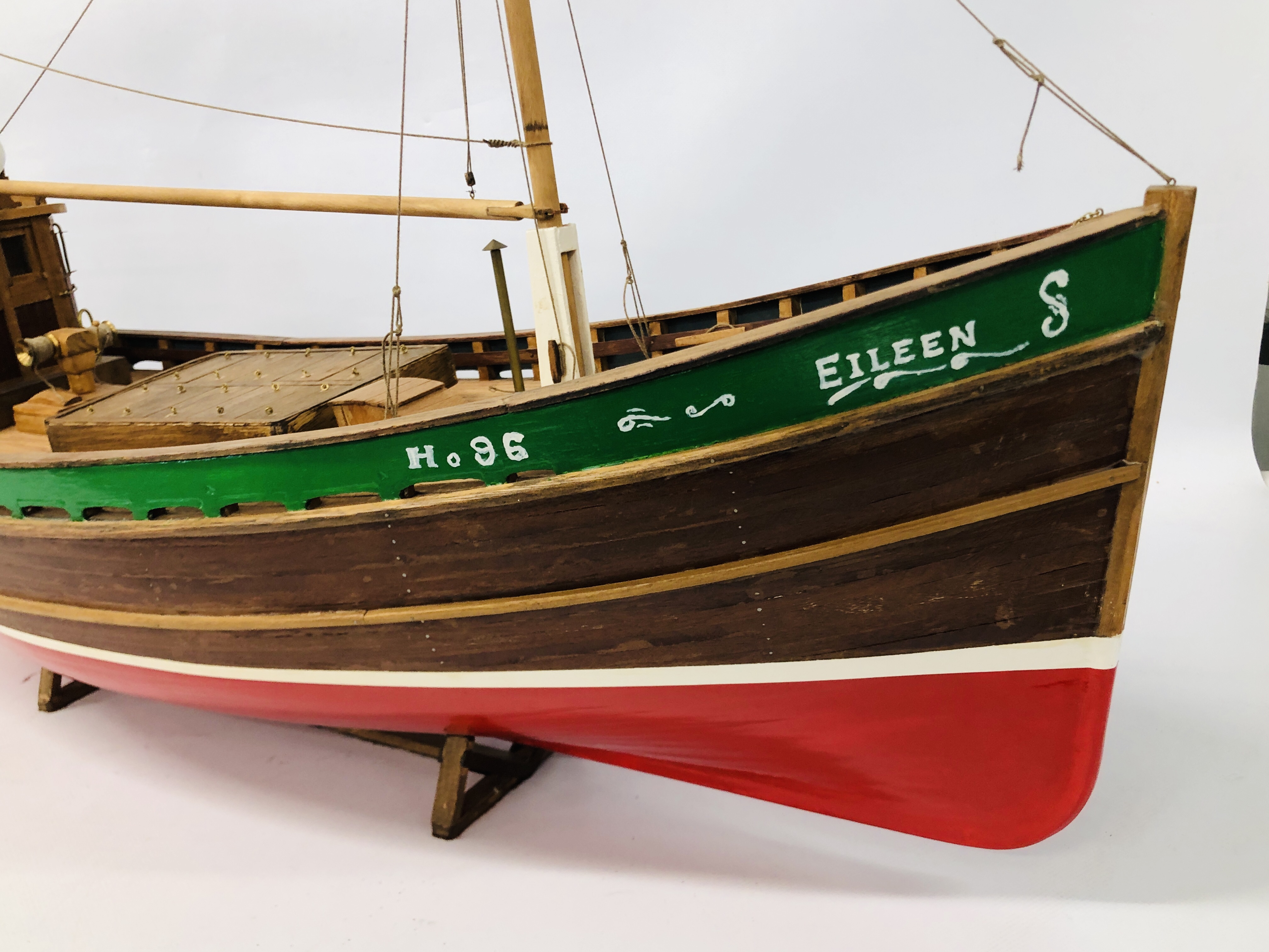 A VINTAGE HAND BUILT WOODEN MODEL OF A FISHING TRAWLER "EILEEN" NO. 96 LENGTH 85CM. HEIGHT 66CM. - Image 11 of 11