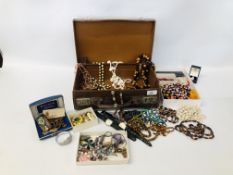 VINTAGE CASE OF ASSORTED VINTAGE AND COSTUME JEWELLERY TO INCLUDE GLASS BEADS, AMBER TYPE,