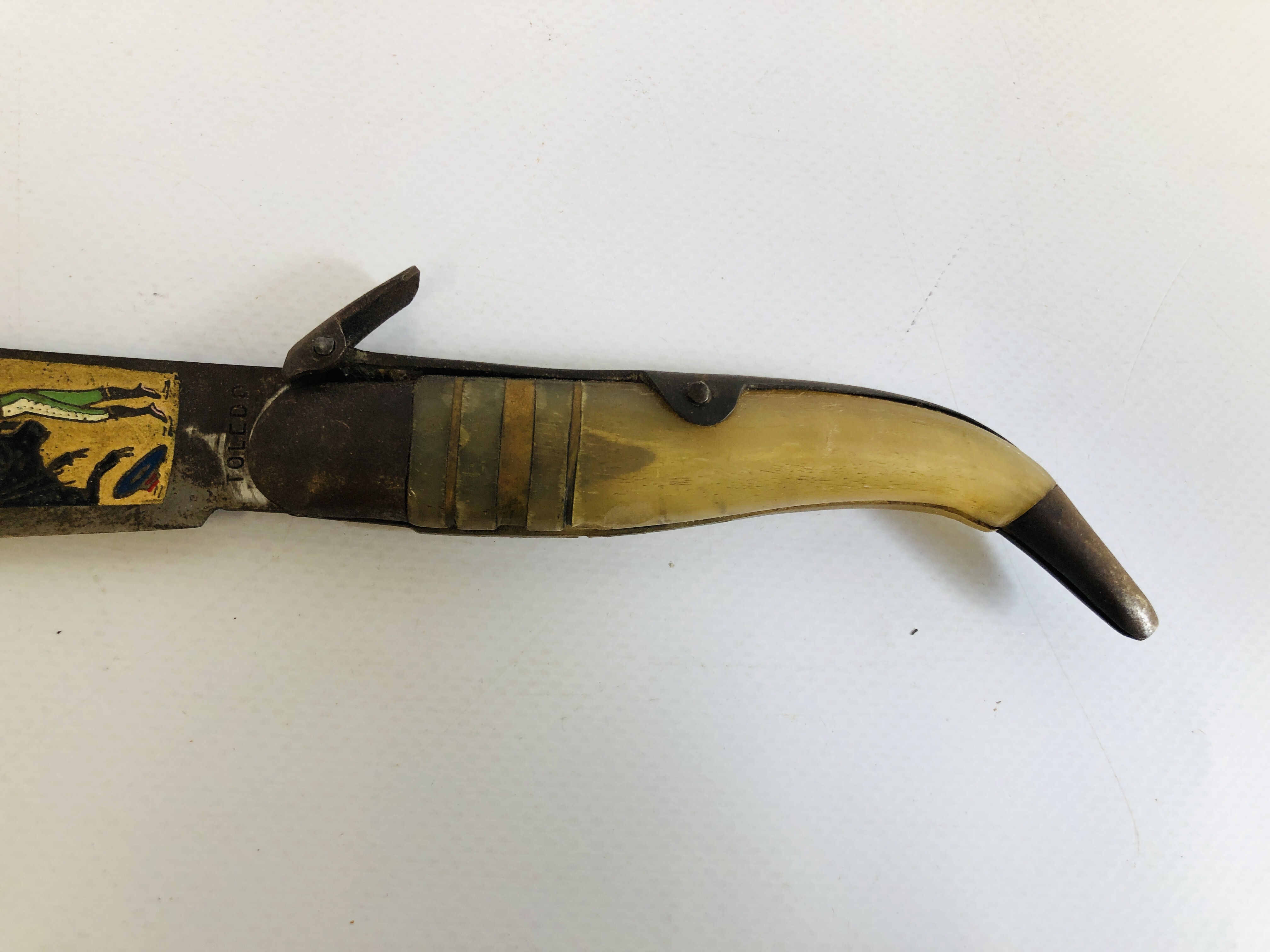 COLLECTION OF ASSORTED POCKET KNIVES TO INCLUDE MANY VINTAGE HORN HANDLED, ETC. - Image 9 of 10