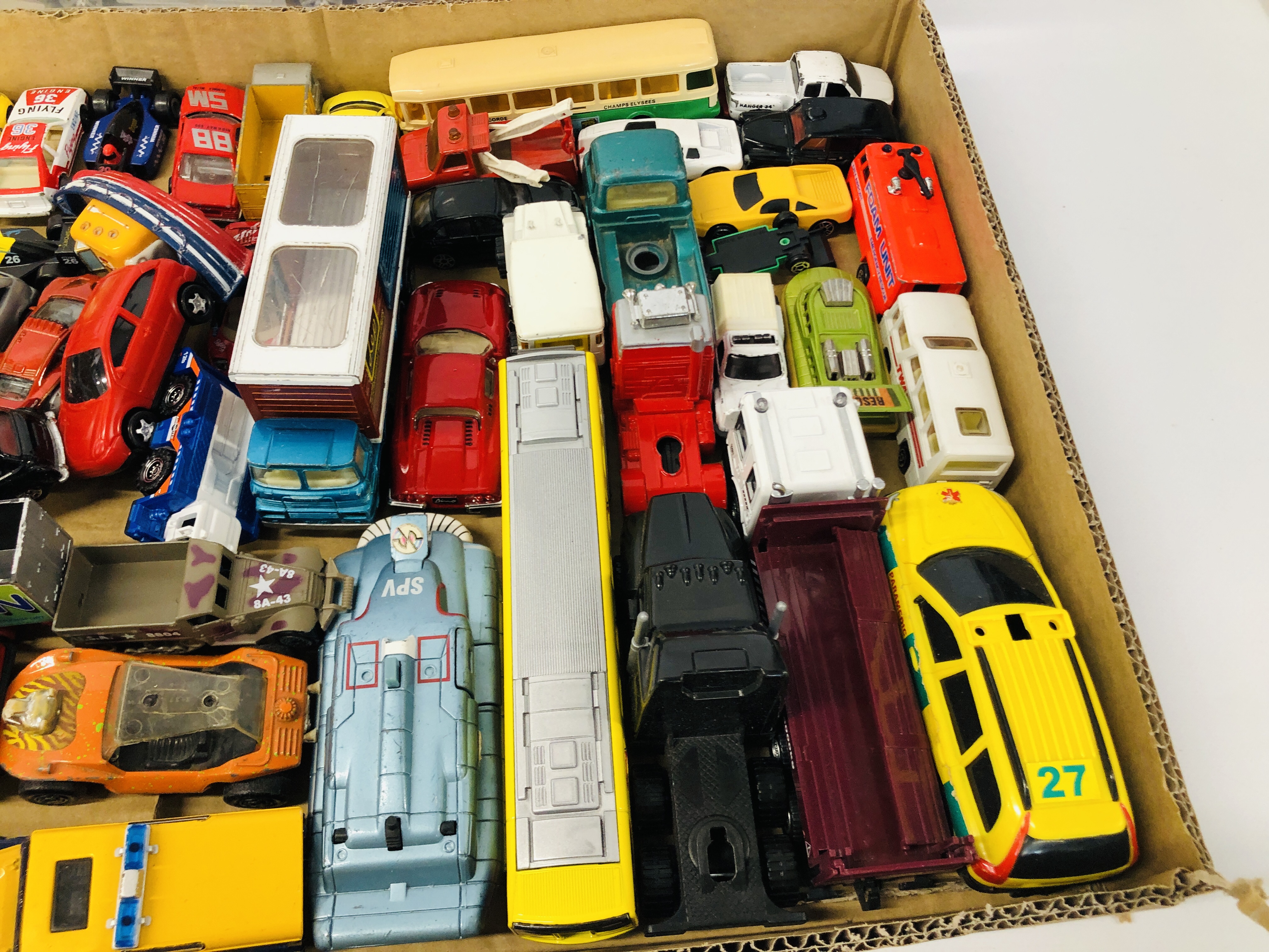 THREE TRAYS AND ONE BOX CONTAINING AN ASSORTMENT OF MODEL VEHICLES TO INCLUDE DIE CAST, ETC. - Image 5 of 8