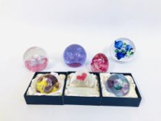 7 ASSORTED ART GLASS PAPERWEIGHTS TO INCLUDE CAITHNESS ETC.