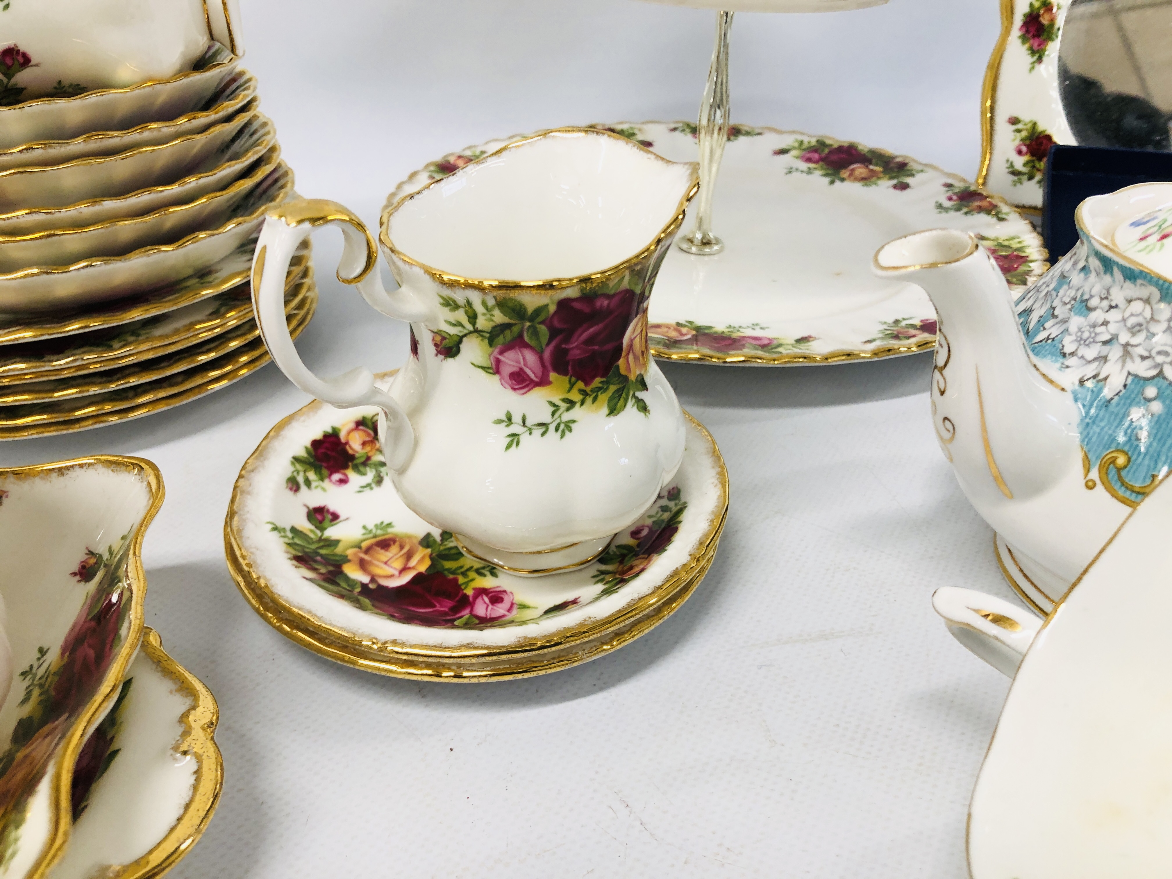 COLLECTION OF ROYAL ALBERT OLD COUNTRY ROSES 27 PIECES TO INCLUDE THREE TIER CAKE STAND, - Image 5 of 10