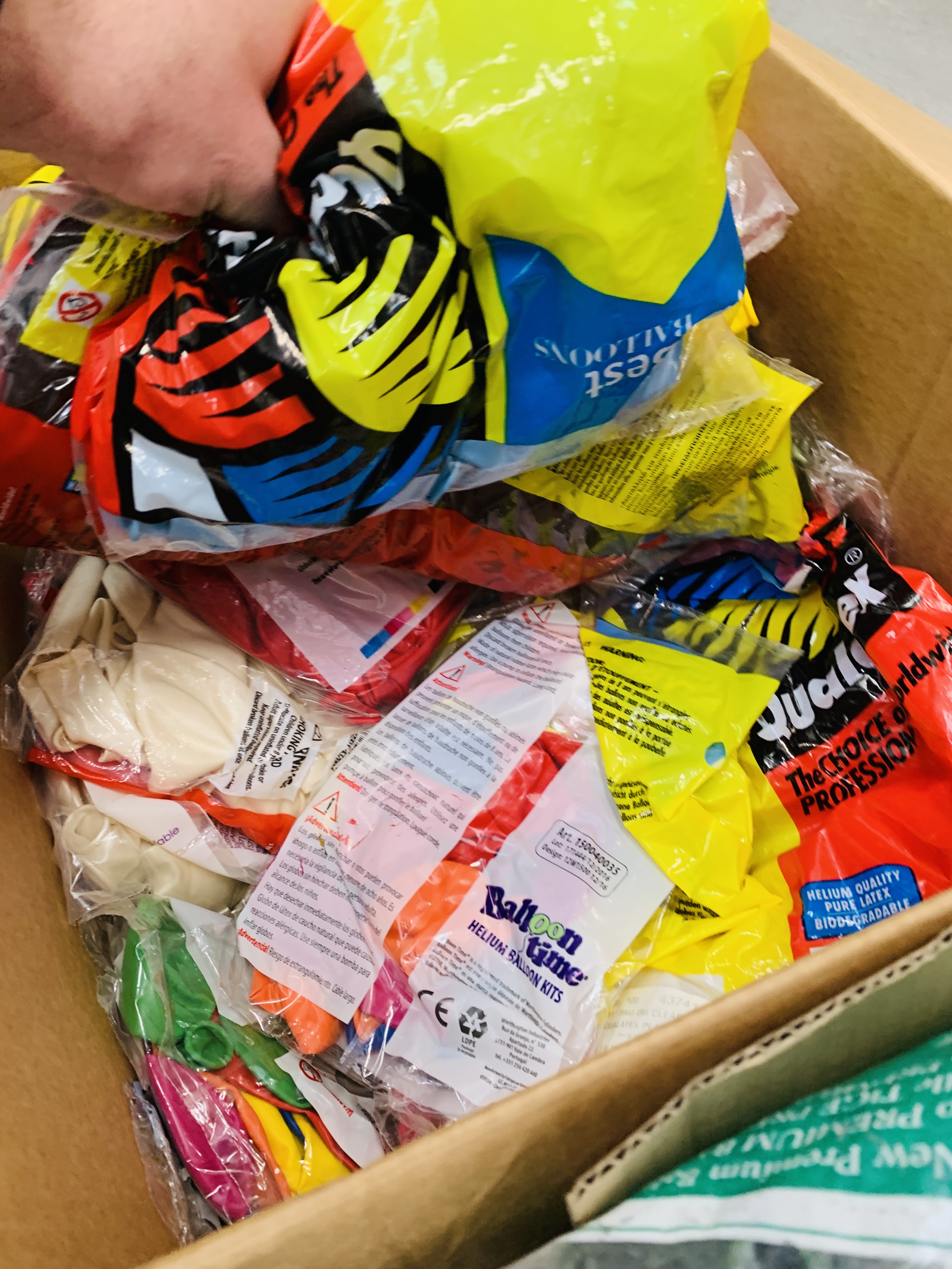 COLLECTION OF ASSORTED BALLOONS AND RIBBONS, WEIGHTS, BAGS AND 2 HELIUM TANKS, SACK BARROW, - Image 12 of 13