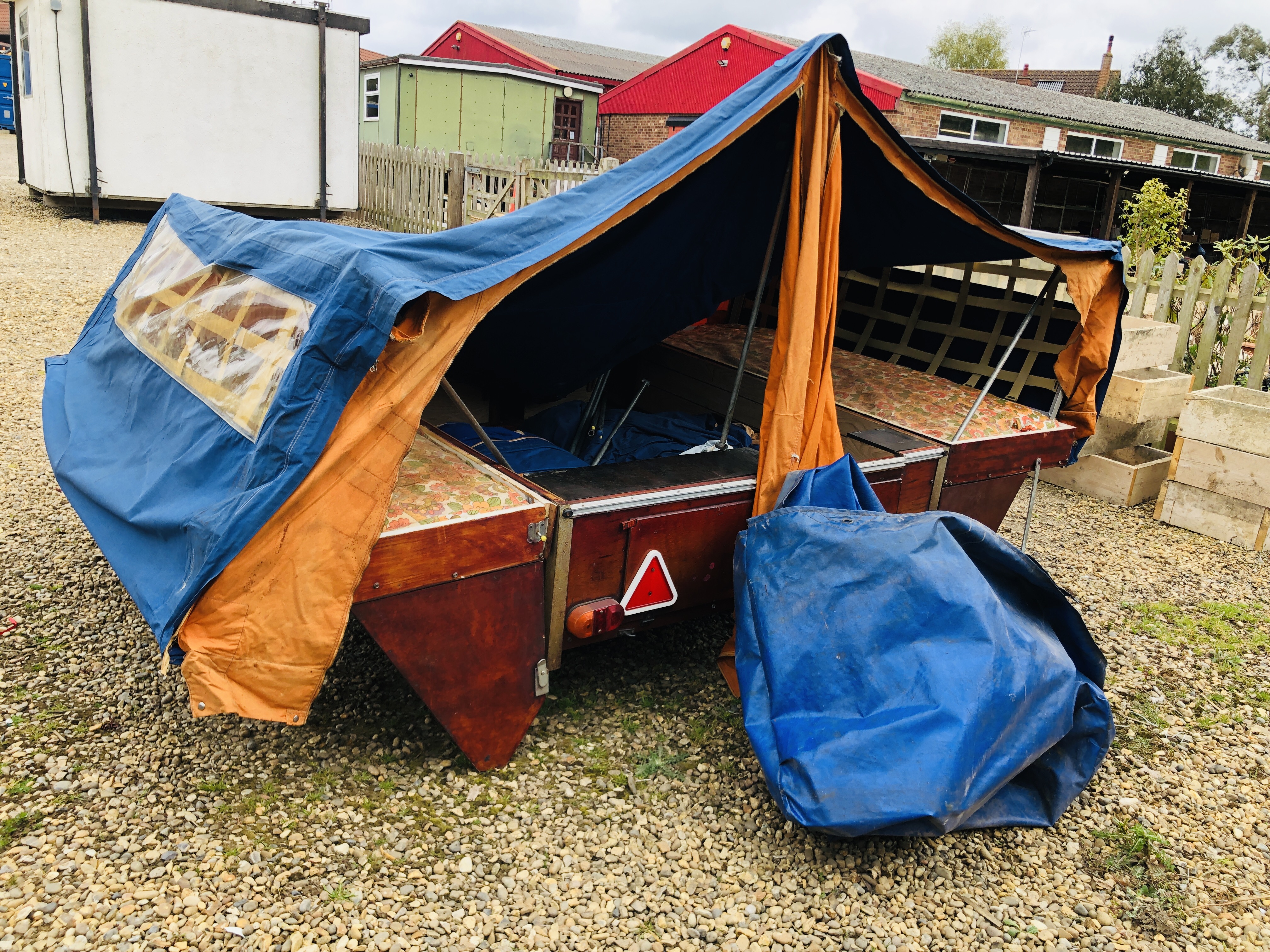 A SINGLE AXLE TRAILER TENT A/F - SOLD AS SEEN WITH LIGHT BOARD AND COVER.