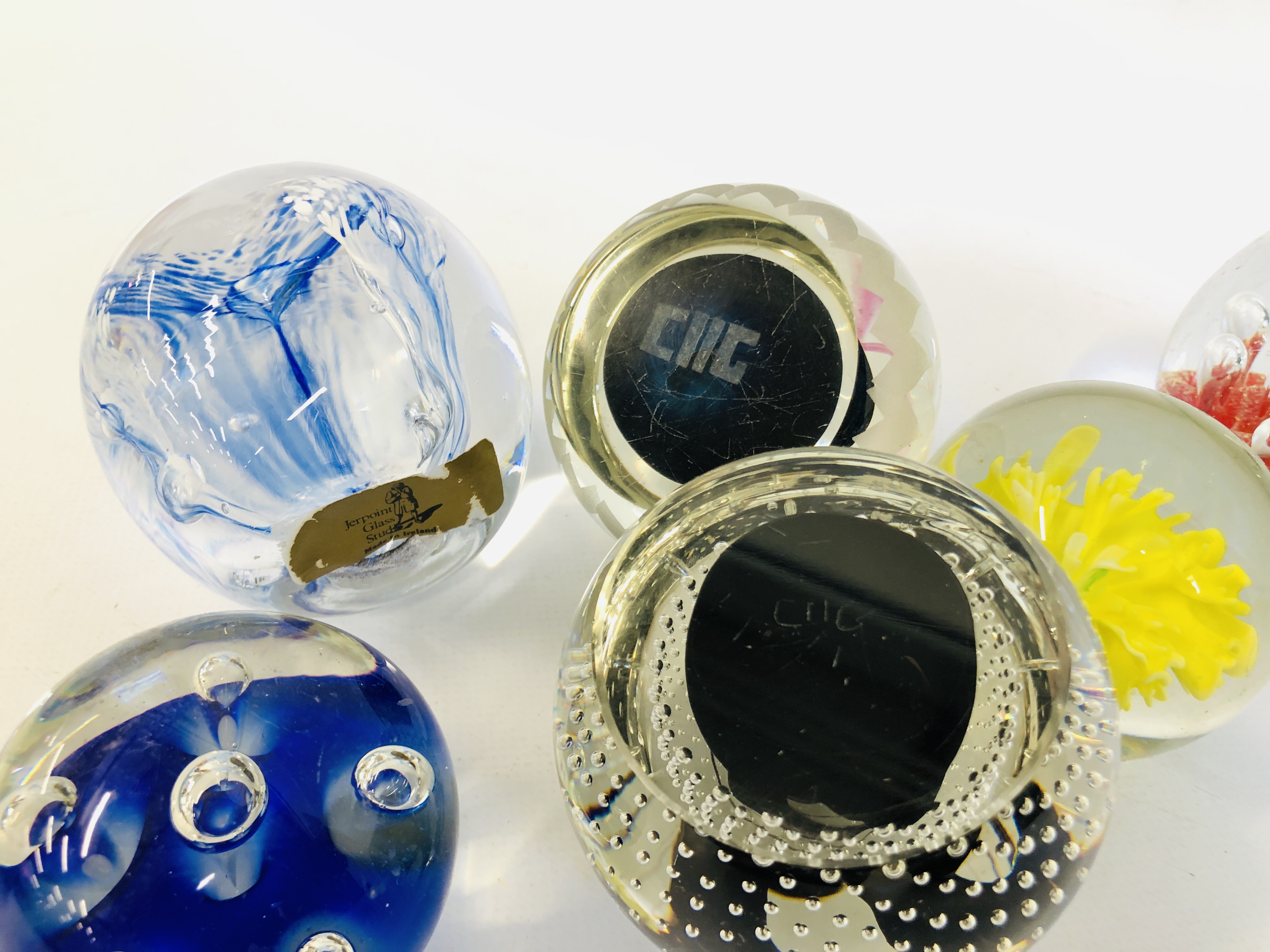 COLLECTION OF 6 ART GLASS PAPERWEIGHTS TO INCLUDE JERPOINT, ETC. - Image 5 of 5