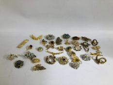 5ML BOX OF SILVER / GOLD TONE VINTAGE AND RETRO BROOCHES ETC.