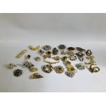 5ML BOX OF SILVER / GOLD TONE VINTAGE AND RETRO BROOCHES ETC.