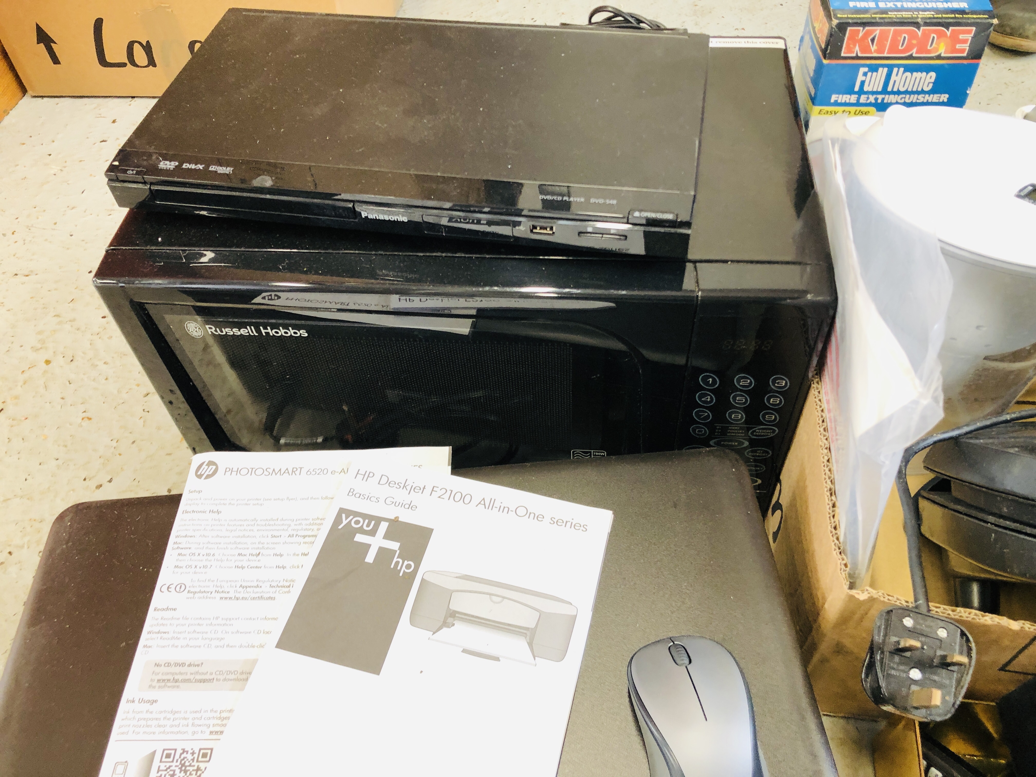 COLLECTION OF ASSORTED HOUSEHOLD ELECTRICALS TO INCLUDE RUSSELL HOBBS MICROWAVE, HP PRINTER, - Image 8 of 11