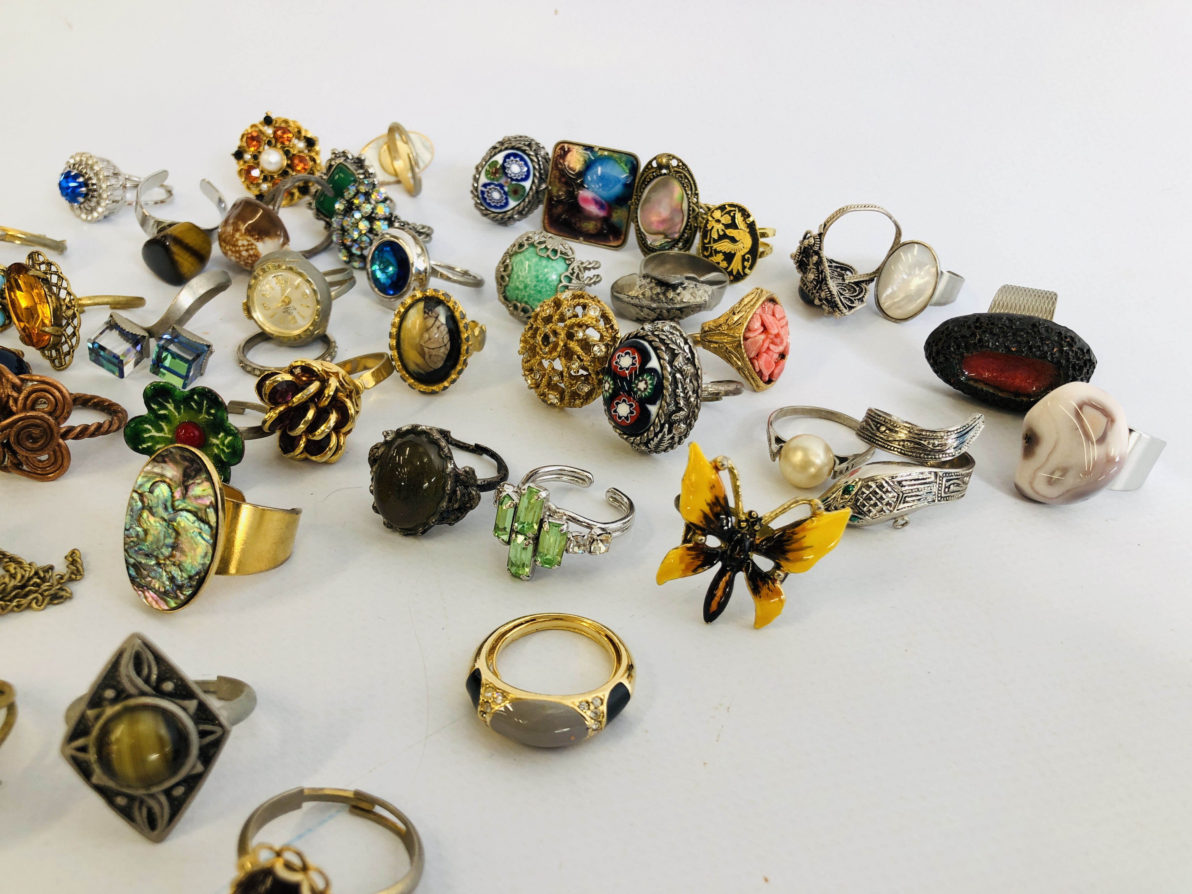 COLLECTION OF APPROX 46 ASSORTED COSTUME JEWELLERY RINGS MANY STONE SET EXAMPLES. - Image 5 of 6