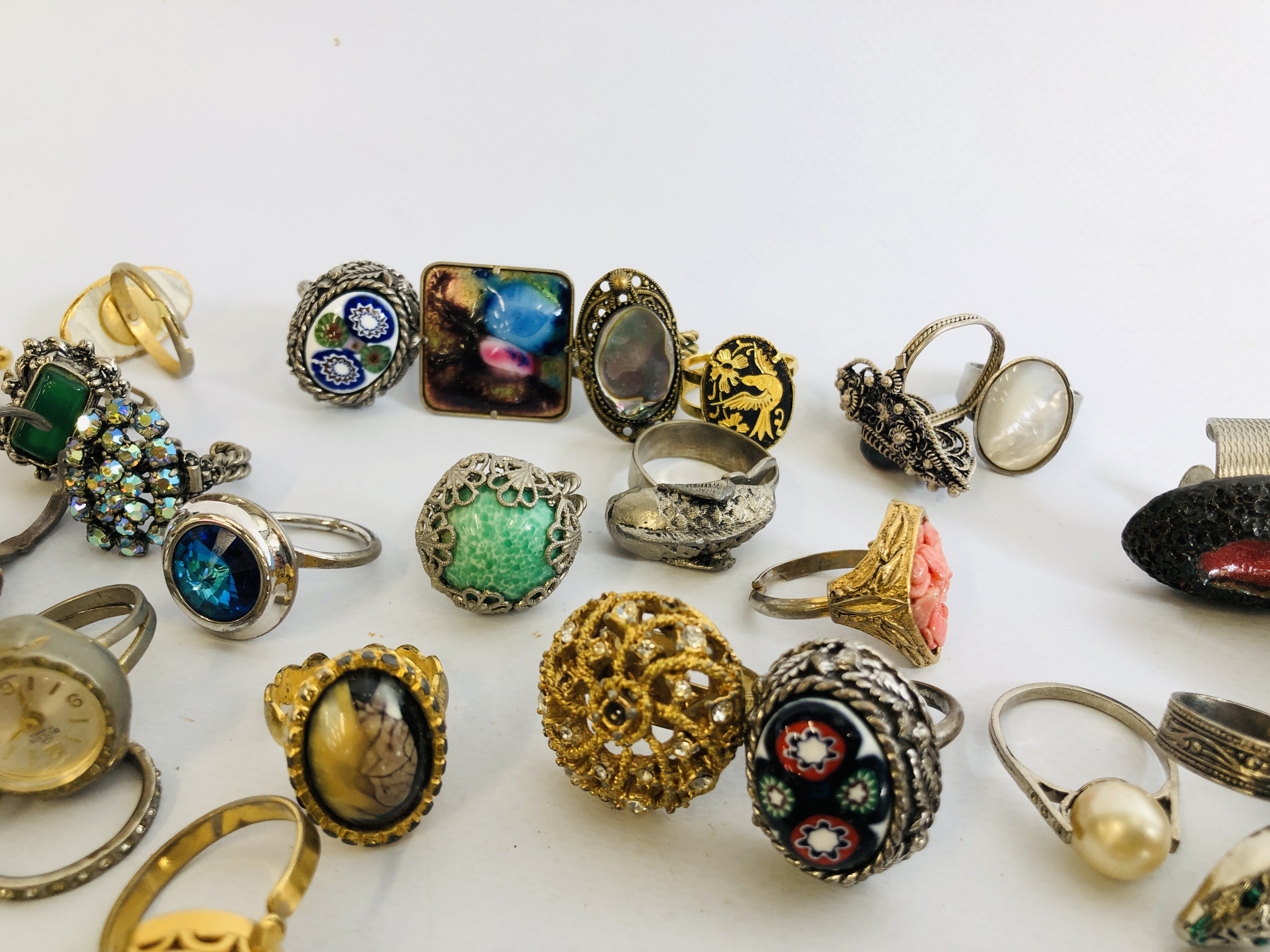 COLLECTION OF APPROX 46 ASSORTED COSTUME JEWELLERY RINGS MANY STONE SET EXAMPLES. - Image 4 of 6