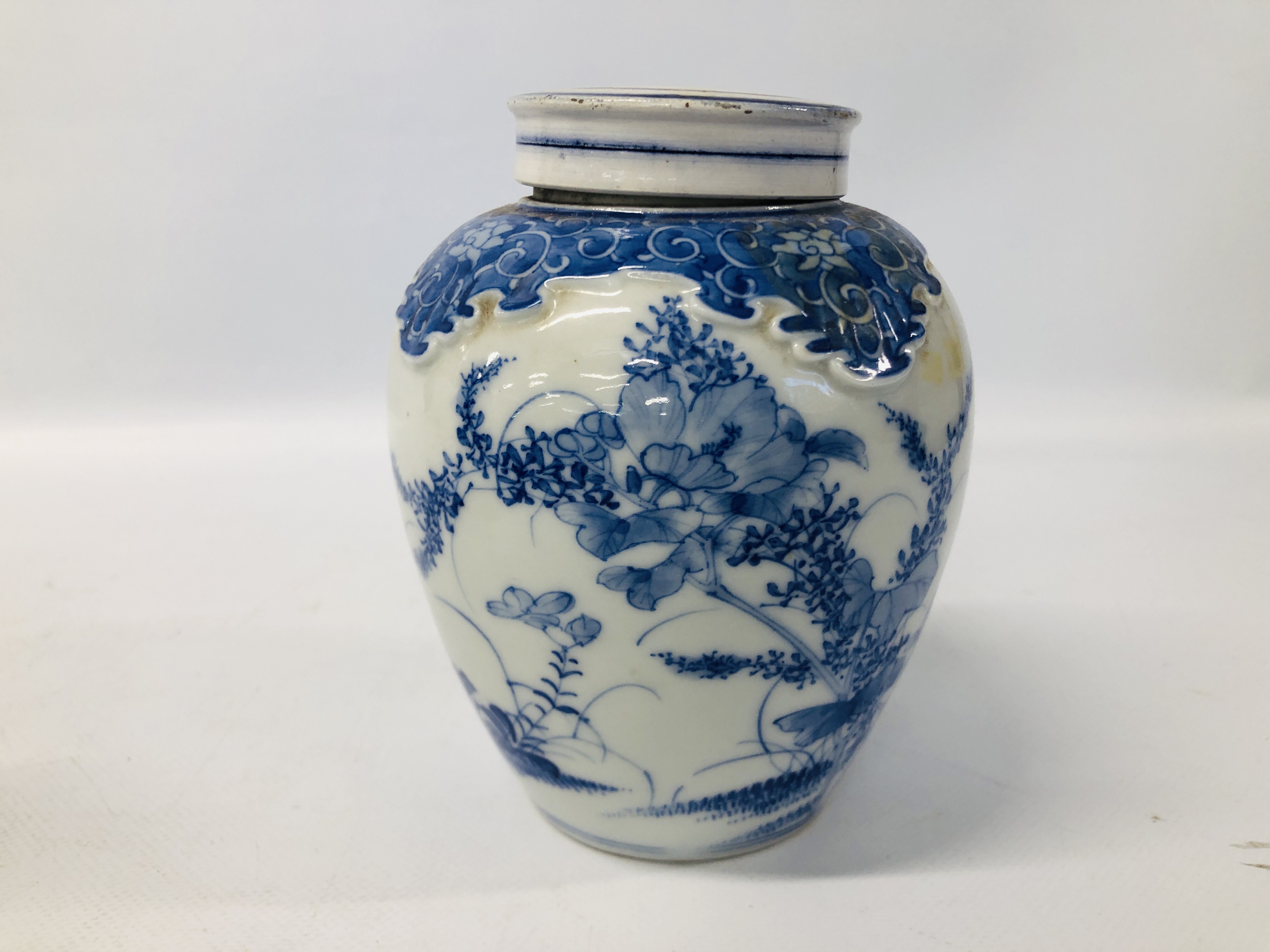 COLLECTION OF ORIENTAL CHINA TO INCLUDE A BLUE AND WHITE BALUSTER SHAPED VASE AND COVER (A/F), - Image 38 of 43