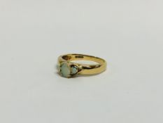 9CT GOLD 3 STONE OPAL RING.