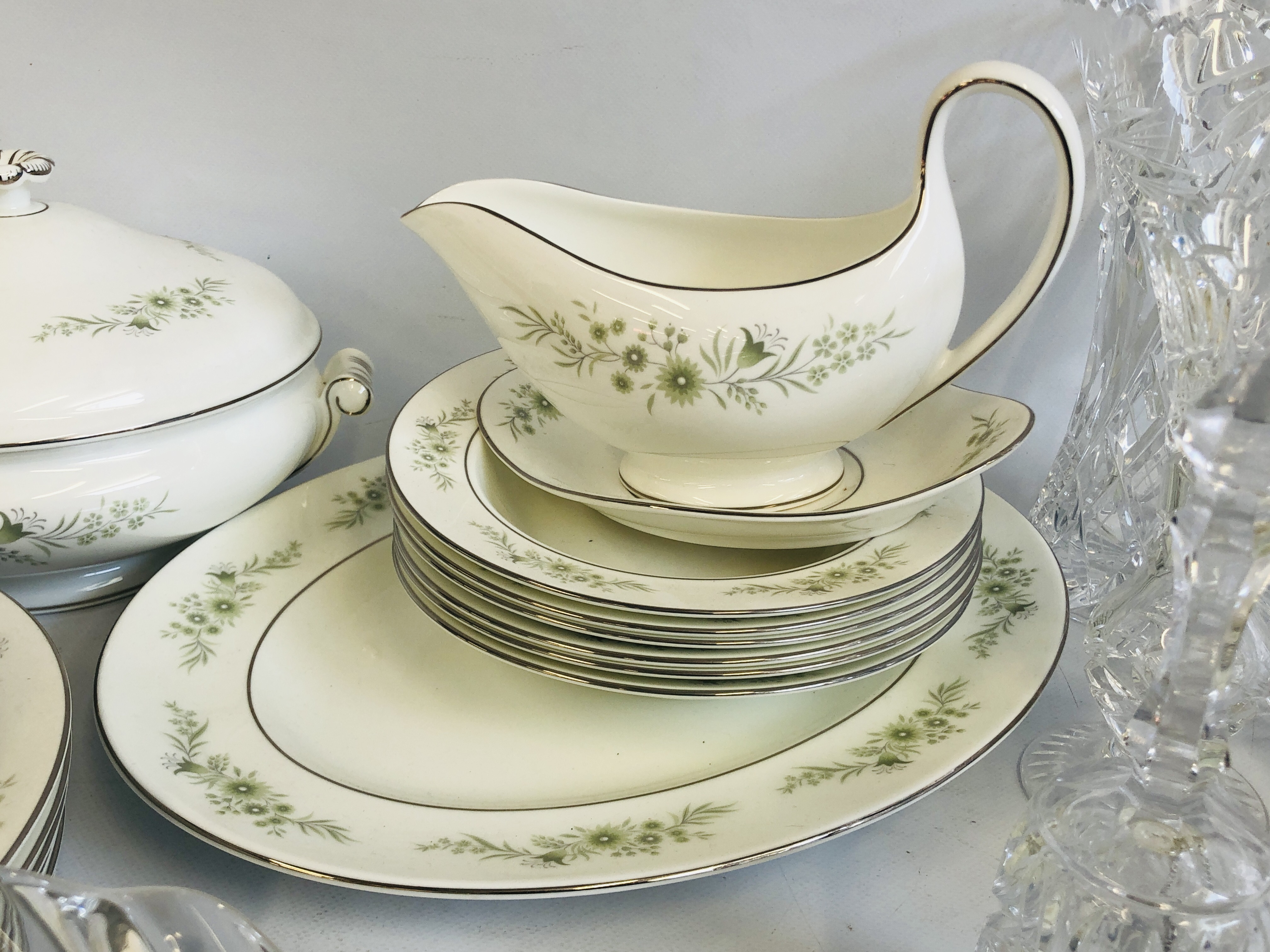 A 35 PIECE SIX PLACE SETTING OF WEDGWOOD WESTBURY BONE CHINA TABLE WARE PLUS A COLLECTION OF GOOD - Image 11 of 13