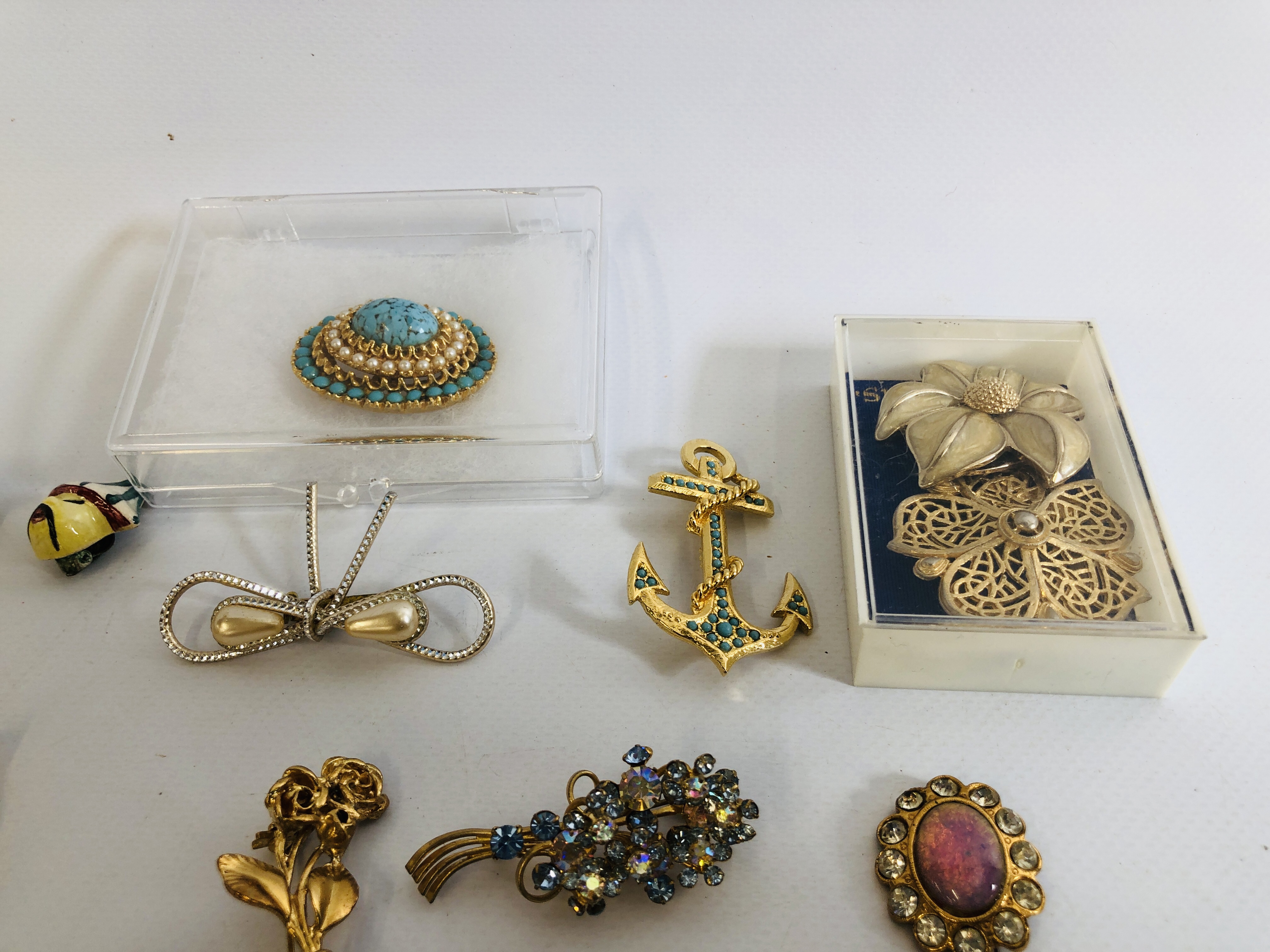 COLLECTION OF ASSORTED VINTAGE BROOCHES TO INCLUDE MANY STONE SET EXAMPLES ETC. - Image 4 of 7