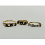 3 X ASSORTED YELLOW METAL RINGS SET WITH VARIOUS STONES TO INCLUDE DIAMONDS.