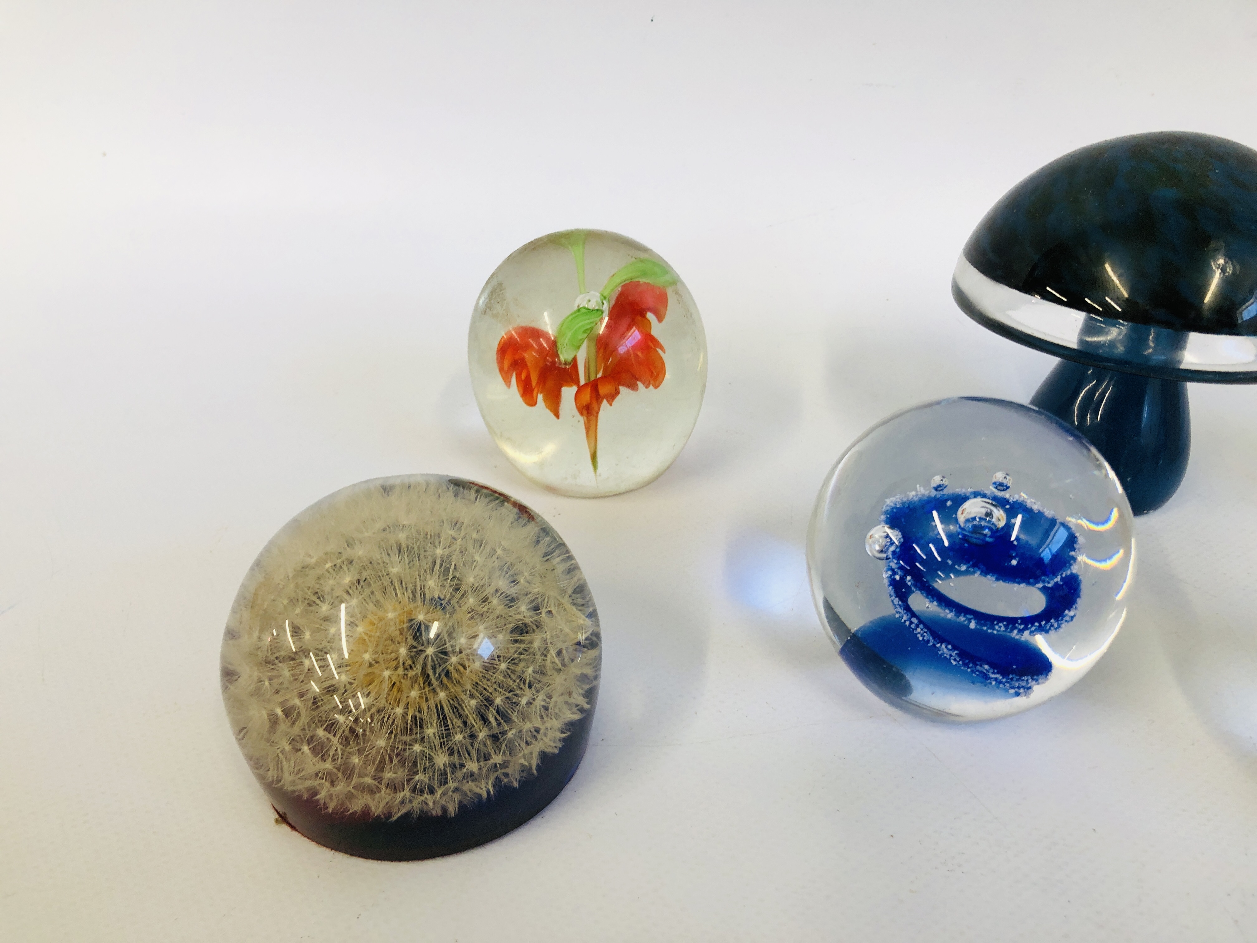 COLLECTION OF 8 ART GLASS PAPERWEIGHTS TO INCLUDE WEDGWOOD MUSHROOM, KERRY GLASS, ETC. - Image 2 of 4