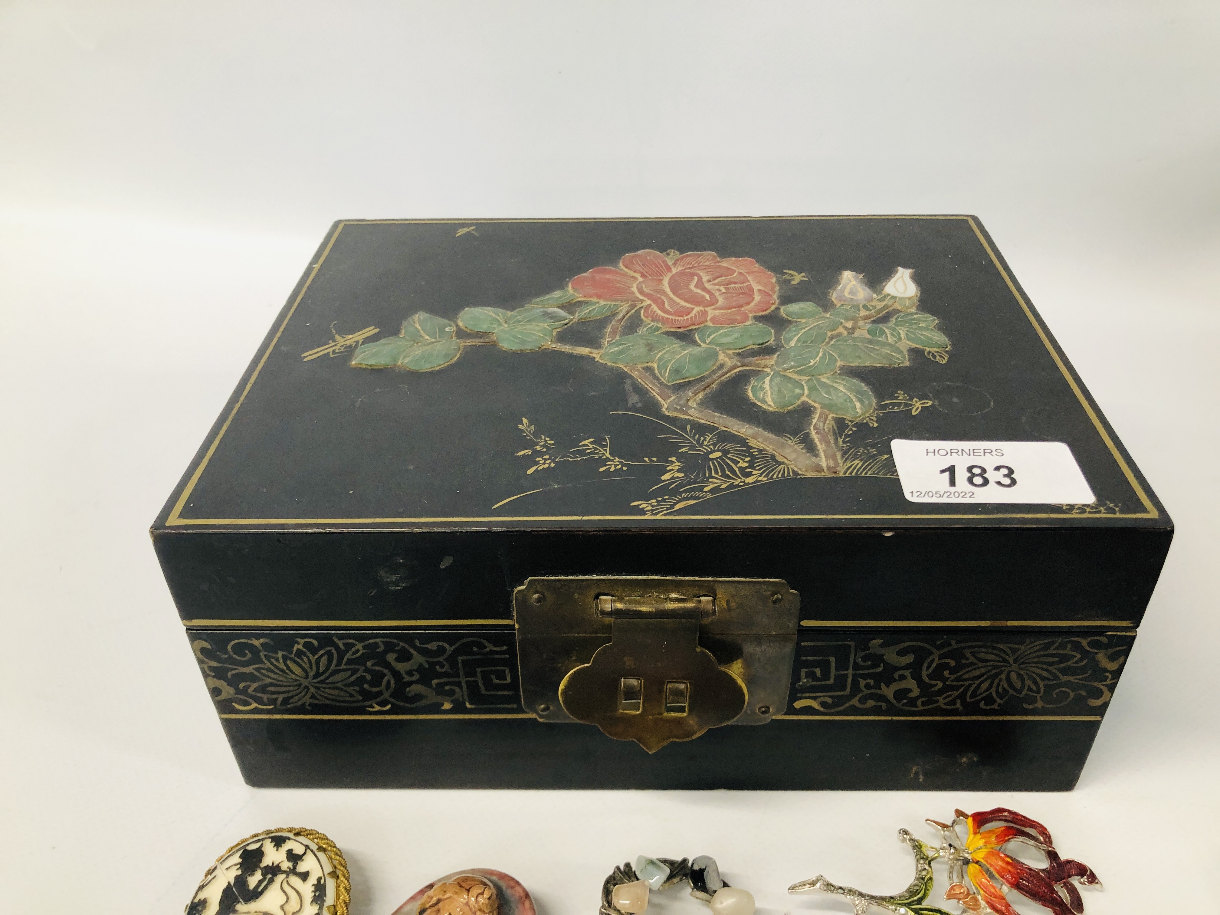VINTAGE ORIENTAL BLACK LACQUERED JEWELLERY BOX AND CONTENTS TO INCLUDE VINTAGE JEWELLERY, BROOCHES, - Image 14 of 19