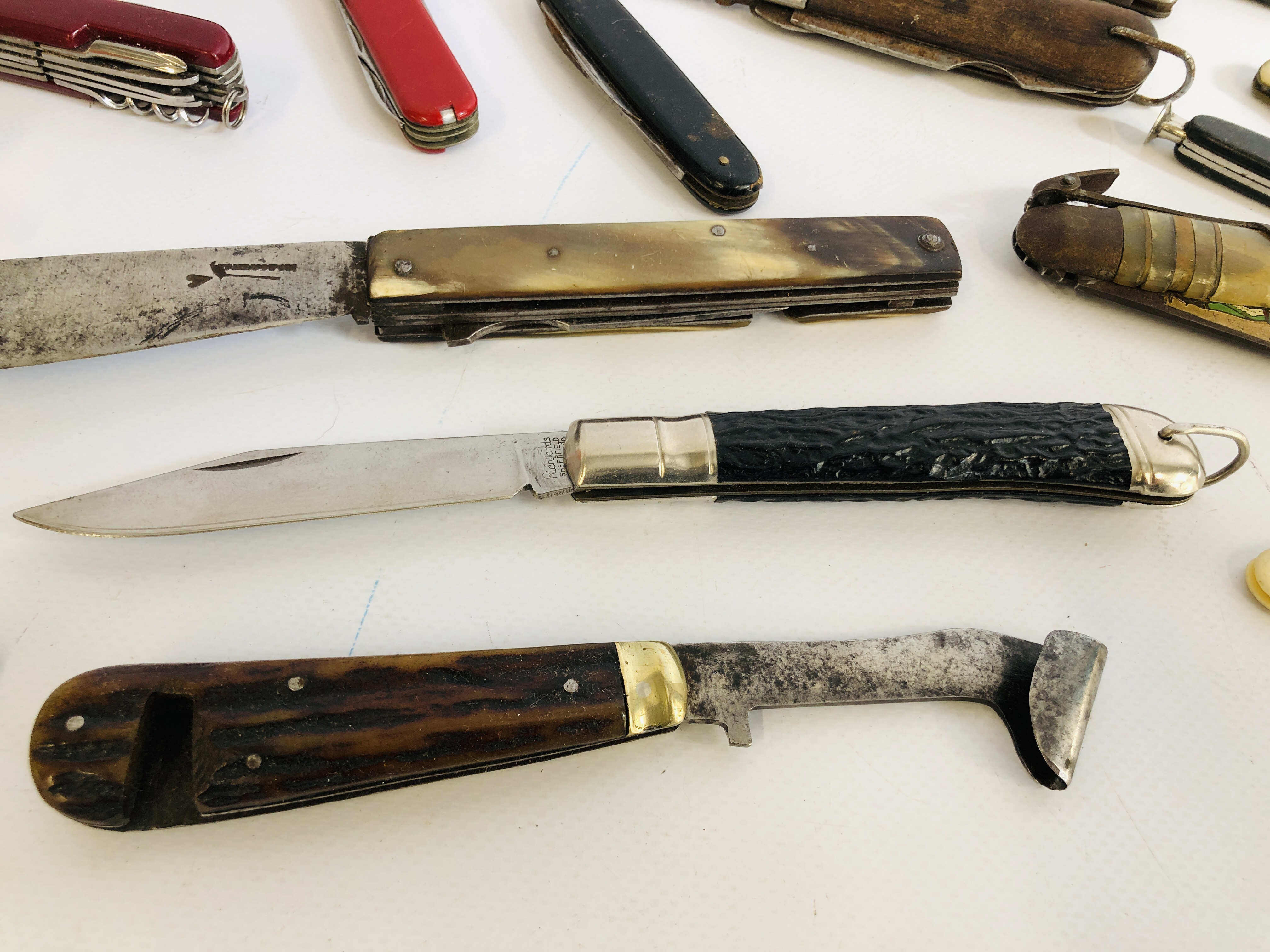 COLLECTION OF ASSORTED POCKET KNIVES TO INCLUDE MANY VINTAGE HORN HANDLED, ETC. - Image 2 of 10