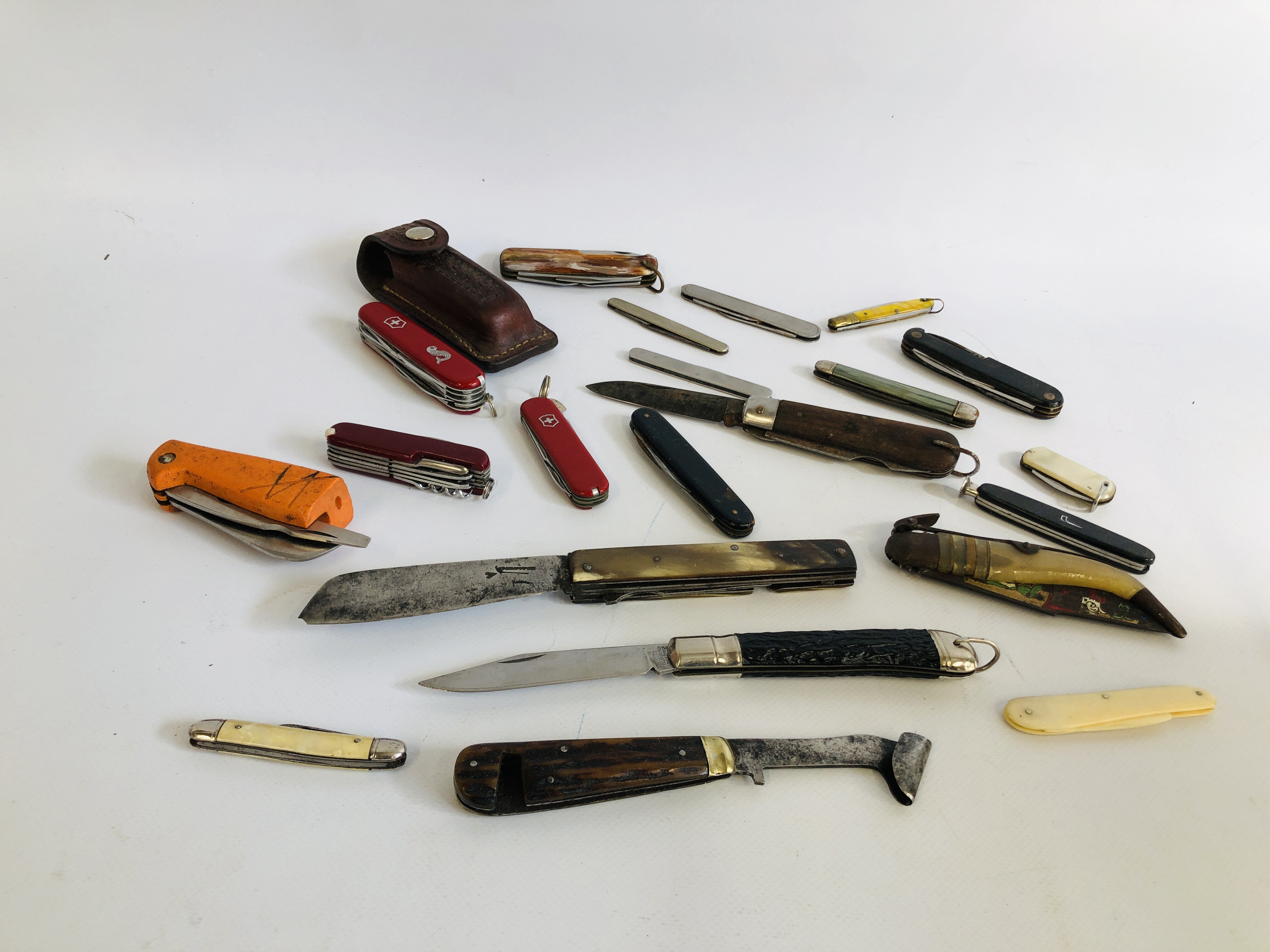 COLLECTION OF ASSORTED POCKET KNIVES TO INCLUDE MANY VINTAGE HORN HANDLED, ETC.