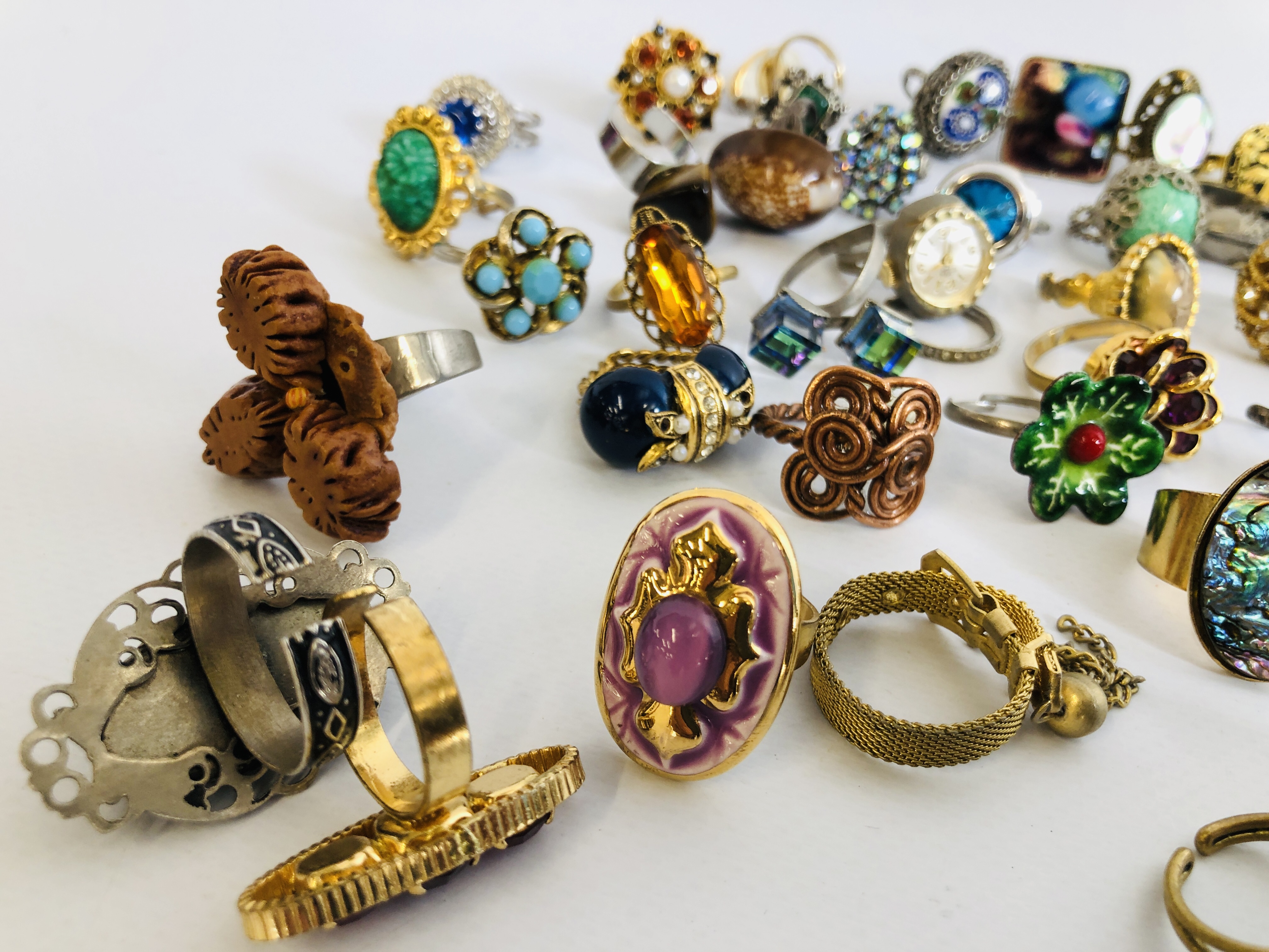 COLLECTION OF APPROX 46 ASSORTED COSTUME JEWELLERY RINGS MANY STONE SET EXAMPLES. - Image 2 of 6