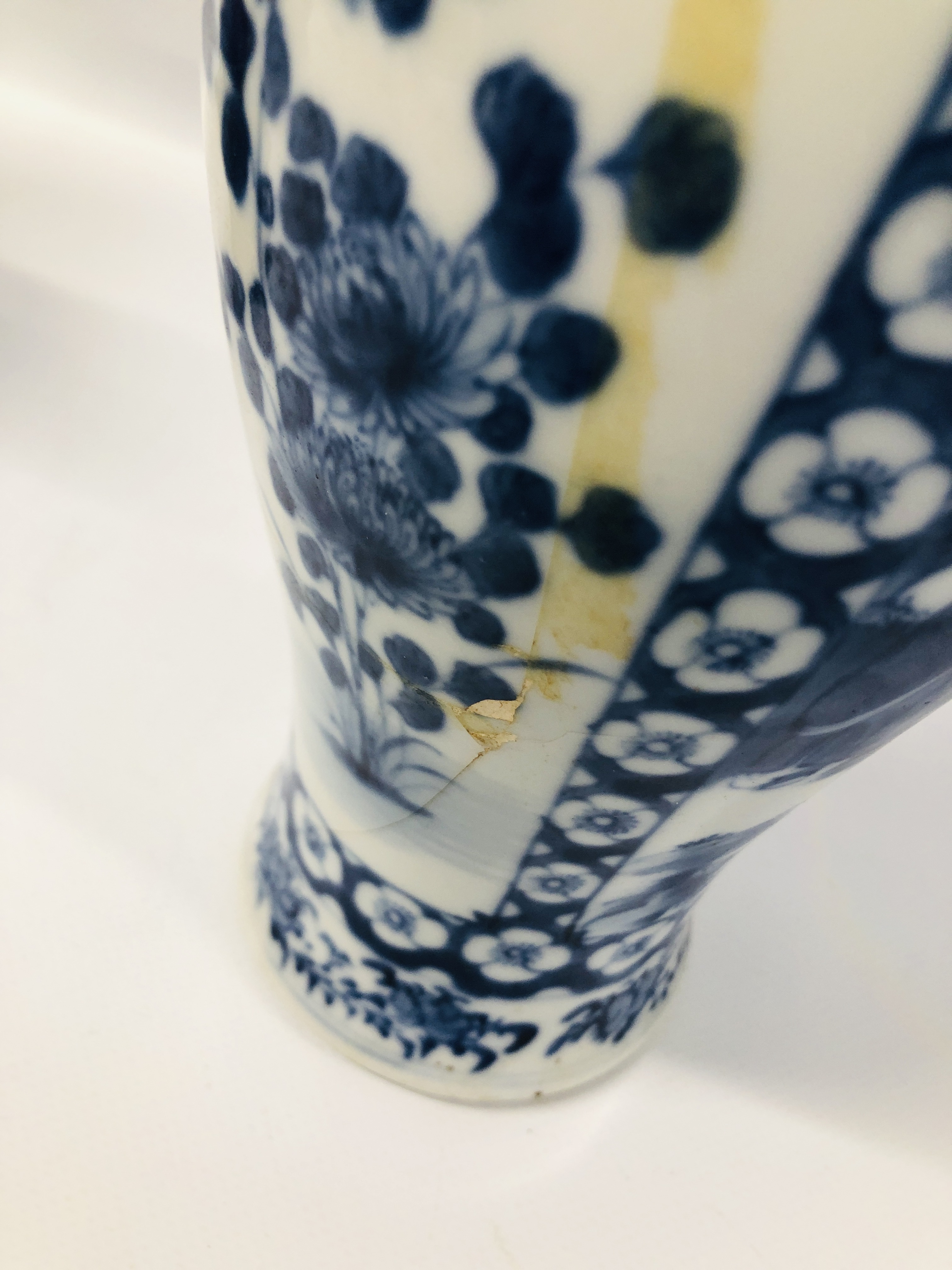 COLLECTION OF ORIENTAL CHINA TO INCLUDE A BLUE AND WHITE BALUSTER SHAPED VASE AND COVER (A/F), - Image 28 of 43