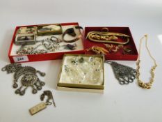 COLLECTION OF ASSORTED VINTAGE JEWELLERY TO INCLUDE A SILVER ENAMELLED BROOCH WITH AN ANCHOR,