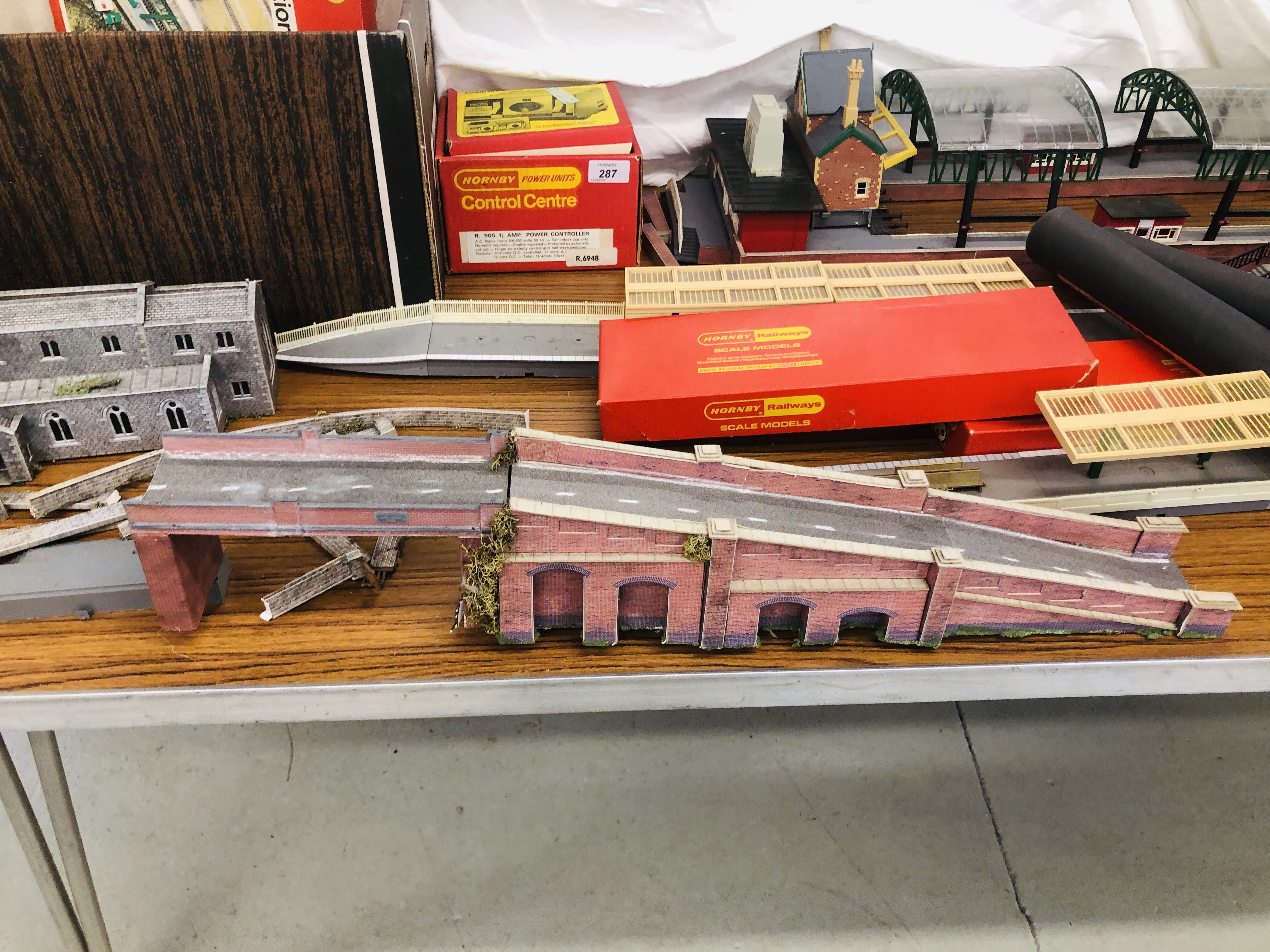 A QUANTITY OF MODEL RAILWAY TRACK SIDE BUILDINGS, PLATFORMS, - Image 6 of 8