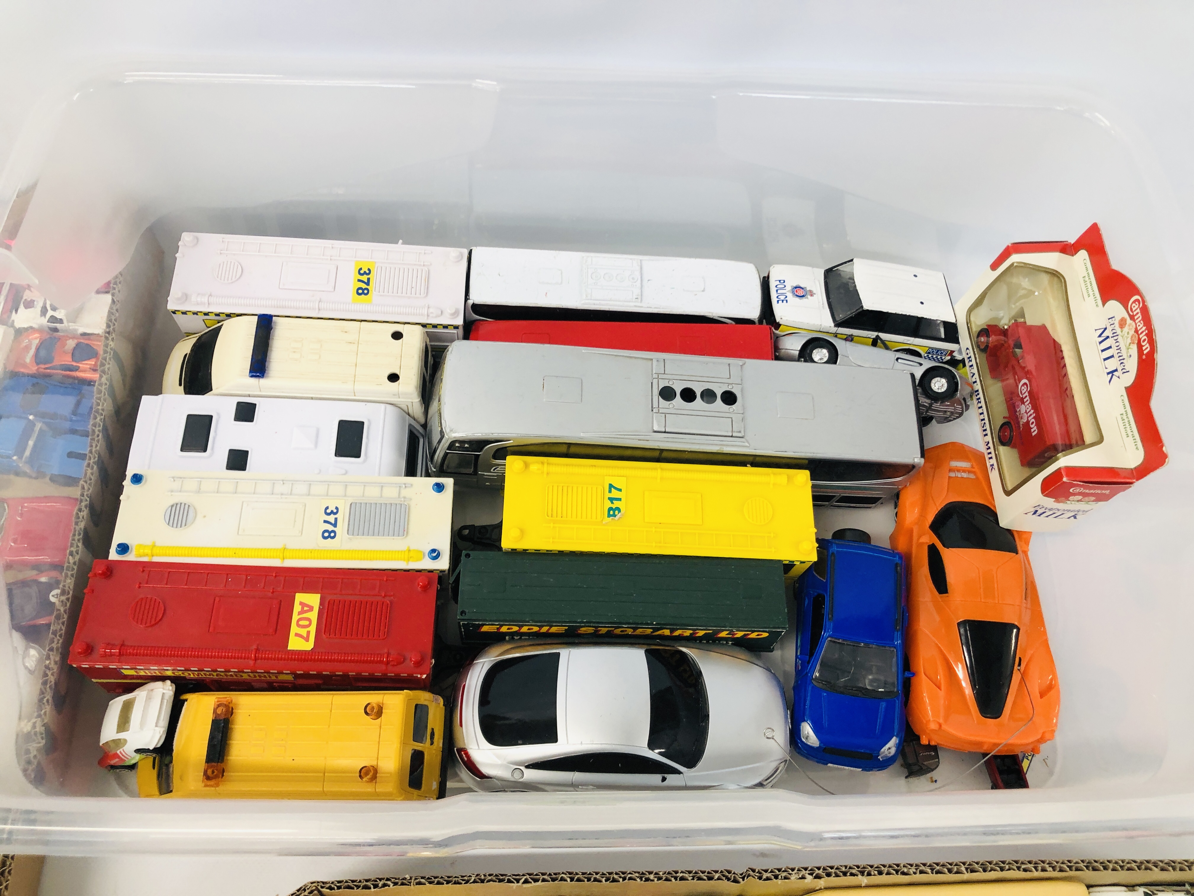 THREE TRAYS AND ONE BOX CONTAINING AN ASSORTMENT OF MODEL VEHICLES TO INCLUDE DIE CAST, ETC. - Image 6 of 8